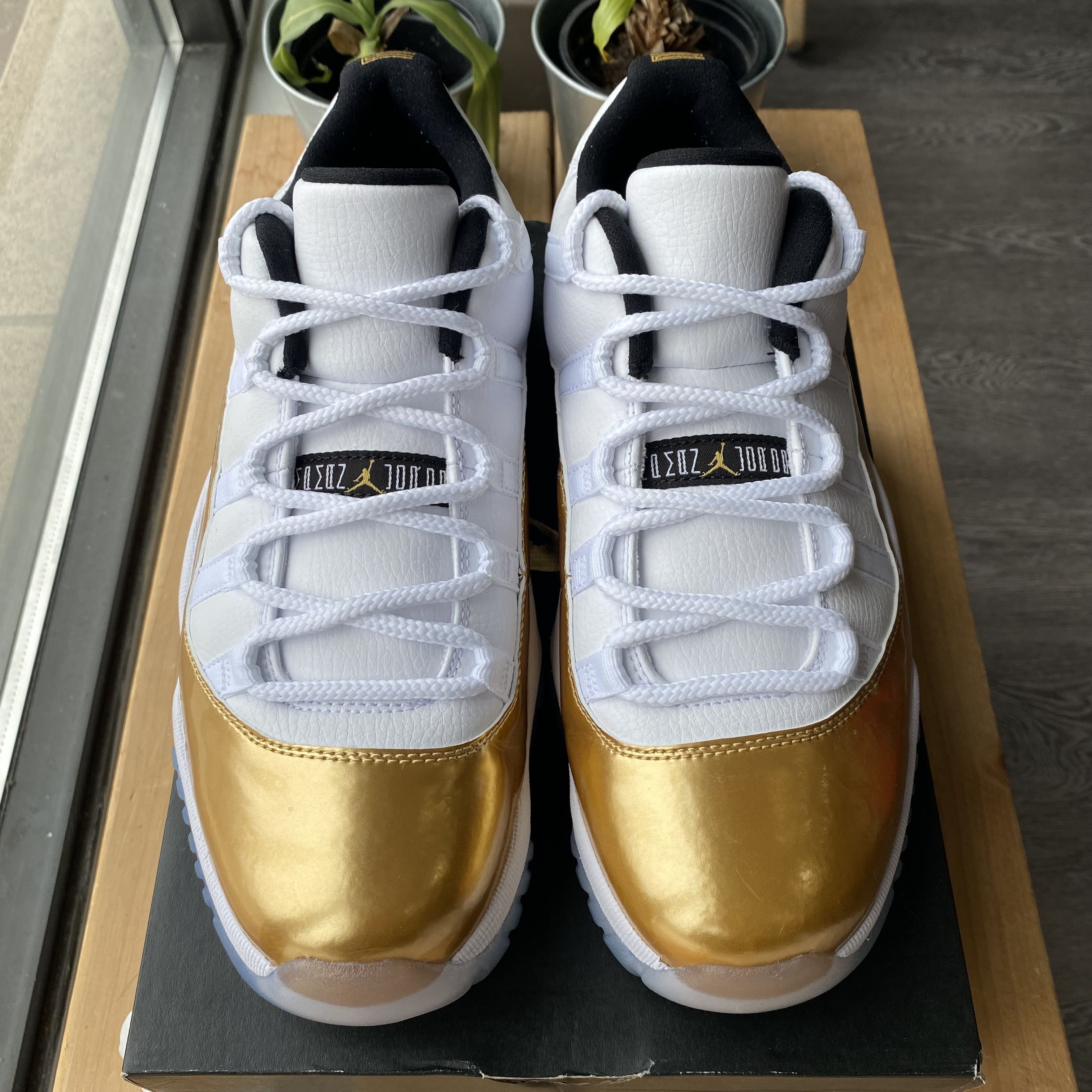 Jordan Brand Air Jordan 11 Low "Closing Ceremony" Size US 8.5 / EU 41-42 - 2 Thumbnail