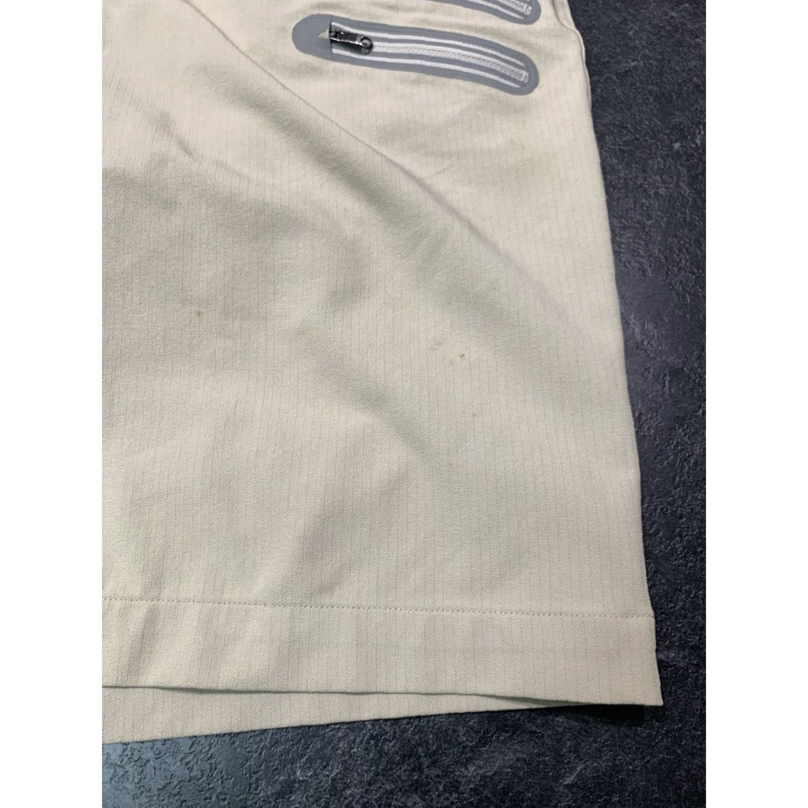 Lululemon VINTAGE Lululemon Men Shorts Bermuda Casual Active 34 Beige Microfiber Stretch Pockets Summer Size US 34 / EU 50 - 2 Thumbnail