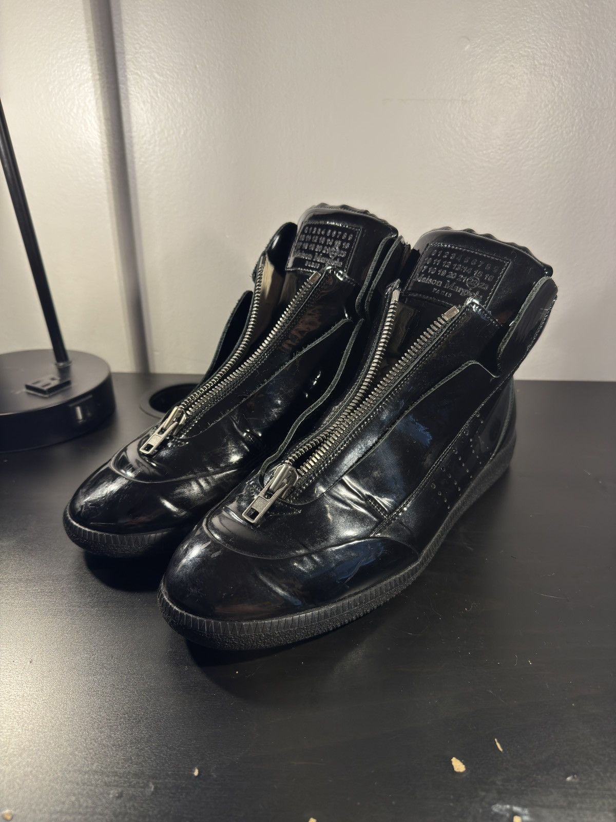 MAISON MARGIELA 
ナンバー ロゴ シルバー スリムブレスレット Maison Margiela Leather Printed Sneakers w/ Tags - Grey