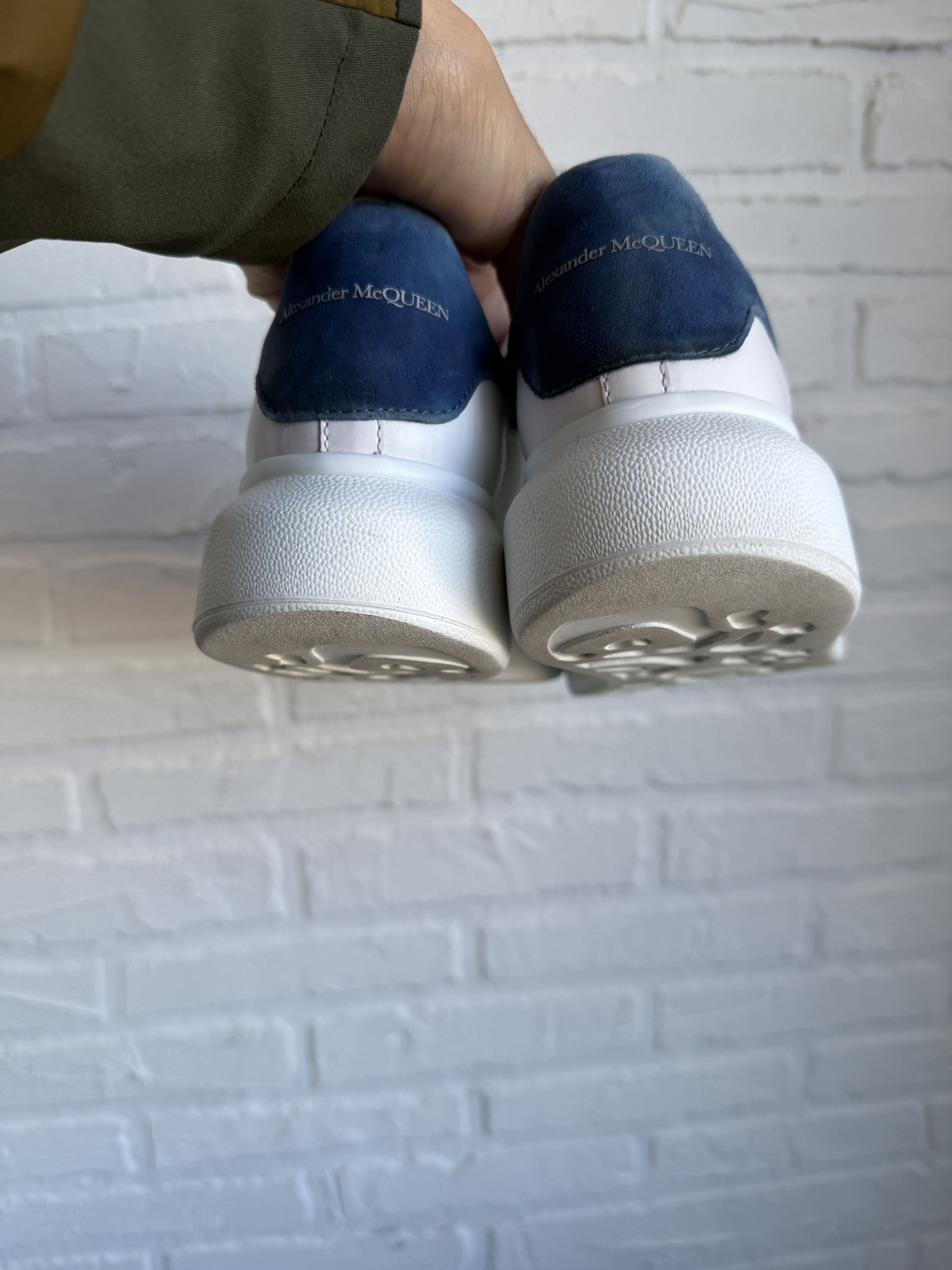 Alexander McQueen Alexander McQueen oversized sneakers white navy Size US 7 / IT 37 - 19 Thumbnail