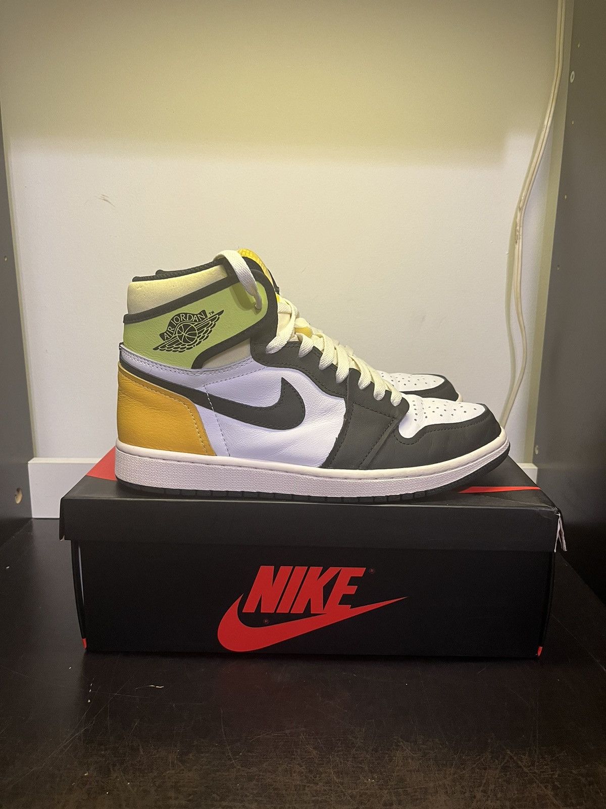Jordan Brand Air Jordan 1 Retro High Volt Men’s 9 555088-118 Size US 9 / EU 42 - 1 Thumbnail