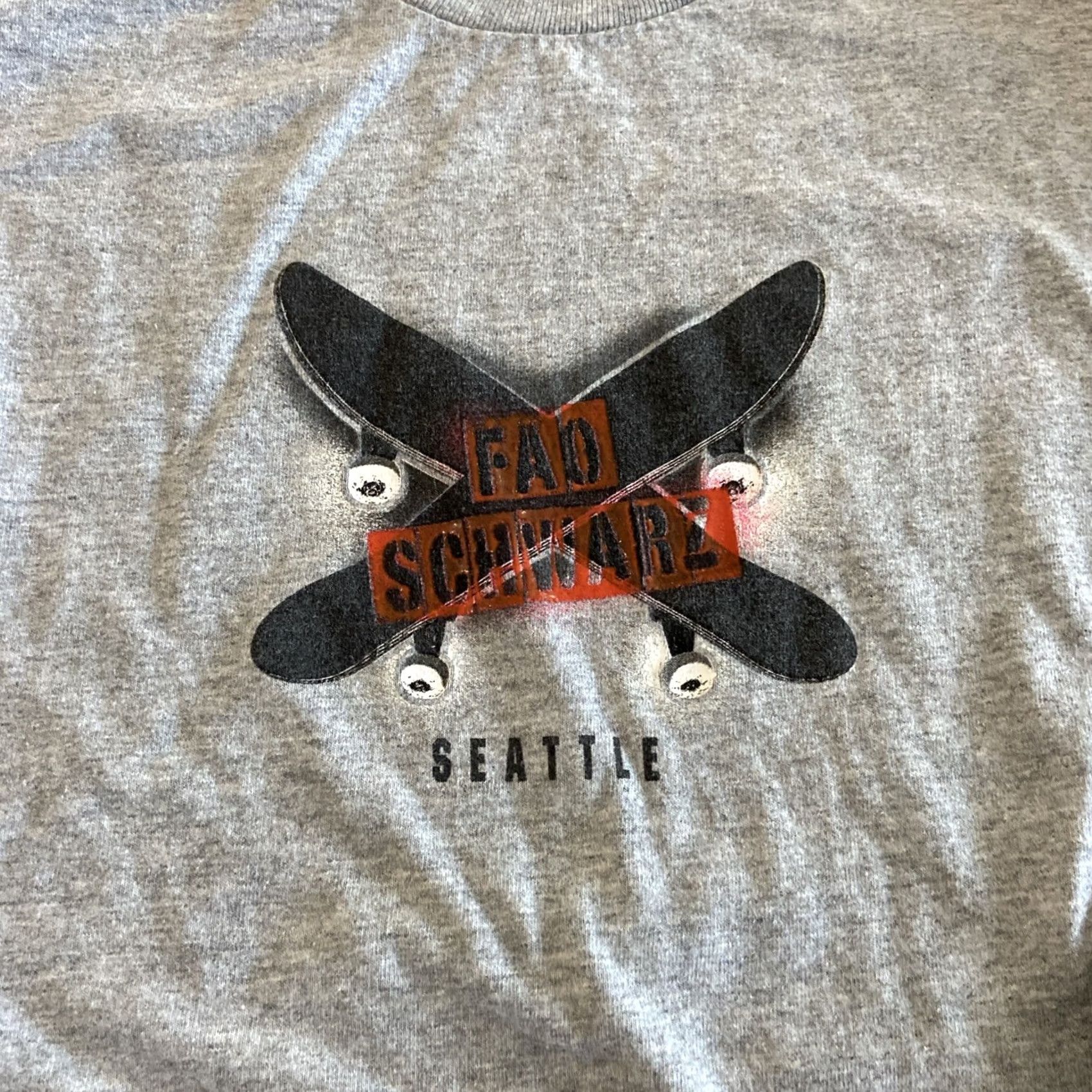 Vintage VINTAGE FAO Schwarz T Shirt Seattle Skate NYC Fifth Ave Toy Store Gray L Mens Short Sleeve Crew Neck Graphic Print 1990s 90s Logo MV Sport Size US L / EU 52-54 / 3 - 2 Thumbnail