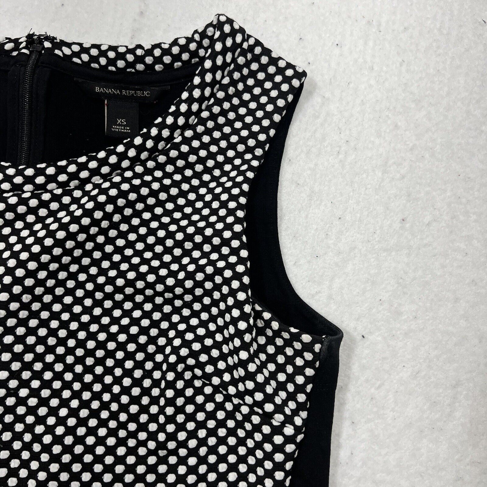 Banana Republic Banana Republic Sleeveless Polka Dot Zip Up Crop Top Size XS / US 0-2 / IT 36-38 - 3 Thumbnail