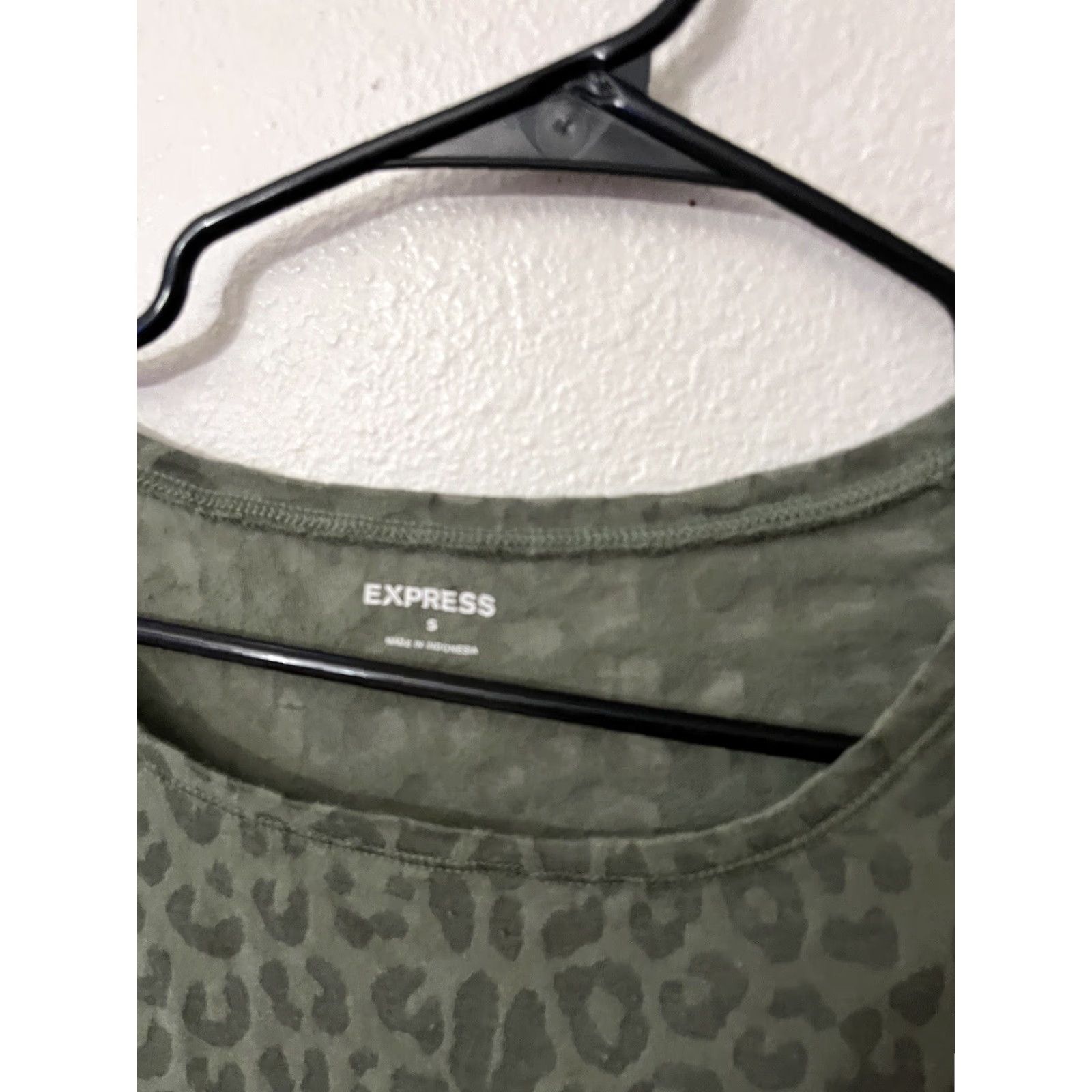 Express Express Women’s Green Animal Print Long Sleeve T-Shirt Sz S - Semi Sheer, Leopard Theme, Basic Style Size S / US 4 / IT 40 - 2 Thumbnail