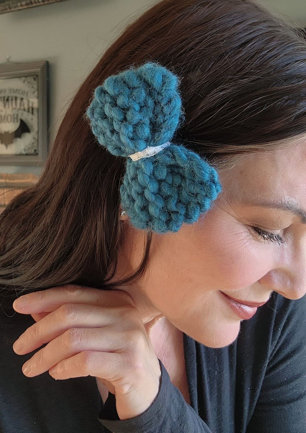 Handmade Hand Knit Hair Bow on Clip, Dark Teal Blue with Vintage Whit Size ONE SIZE - 4 Thumbnail
