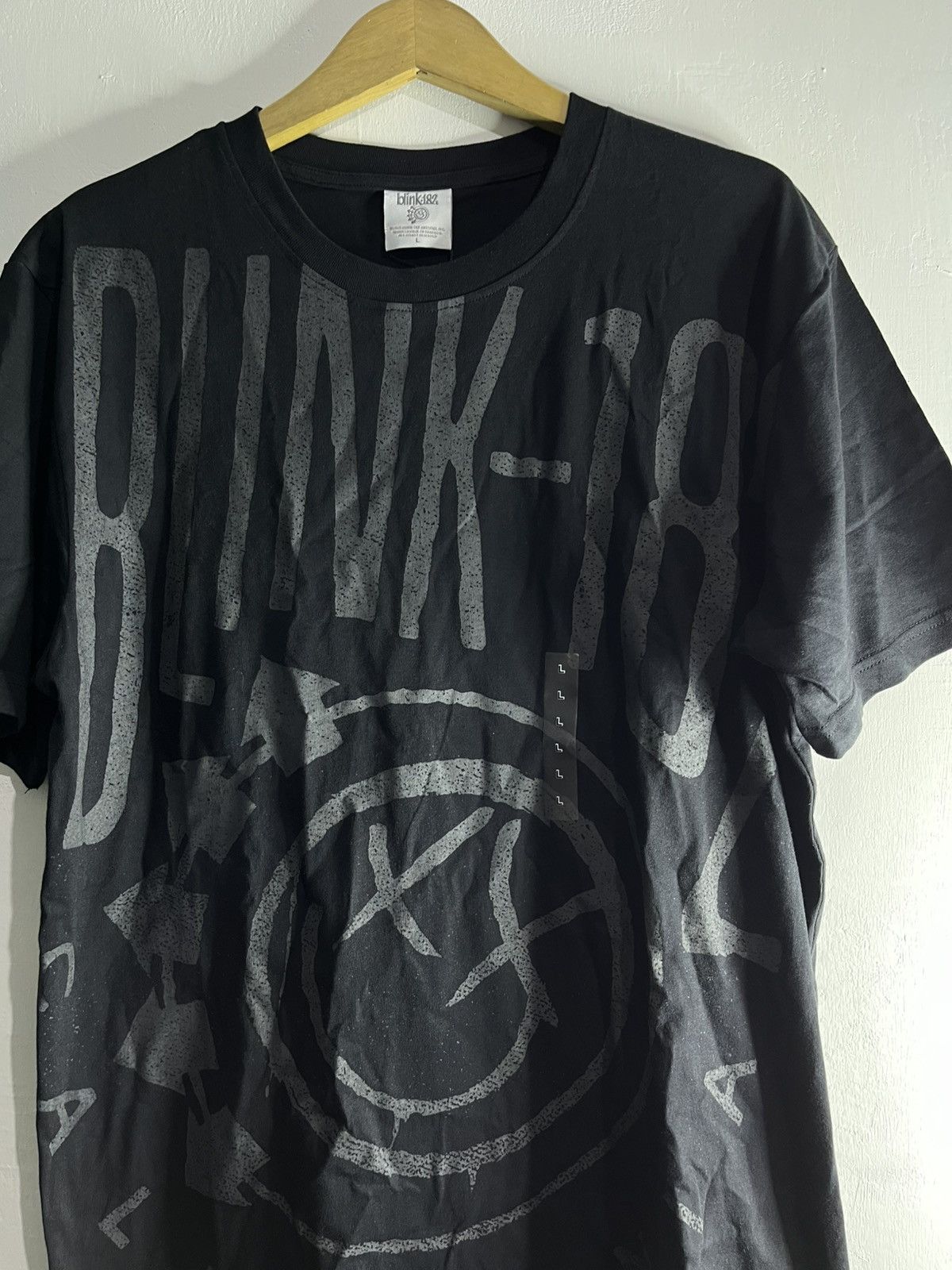 Band Tees New 2000s Blink 182 tshirt Size US L / EU 52-54 / 3 - 2 Thumbnail
