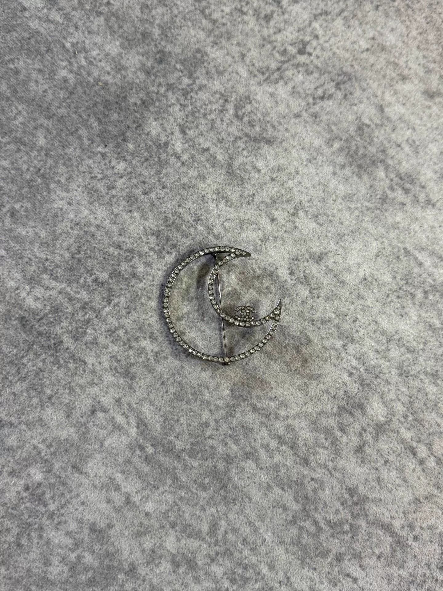 Chanel Chanel 17B Moon Cameo Brooch Size US XS / EU 42 / 0 - 2 Thumbnail