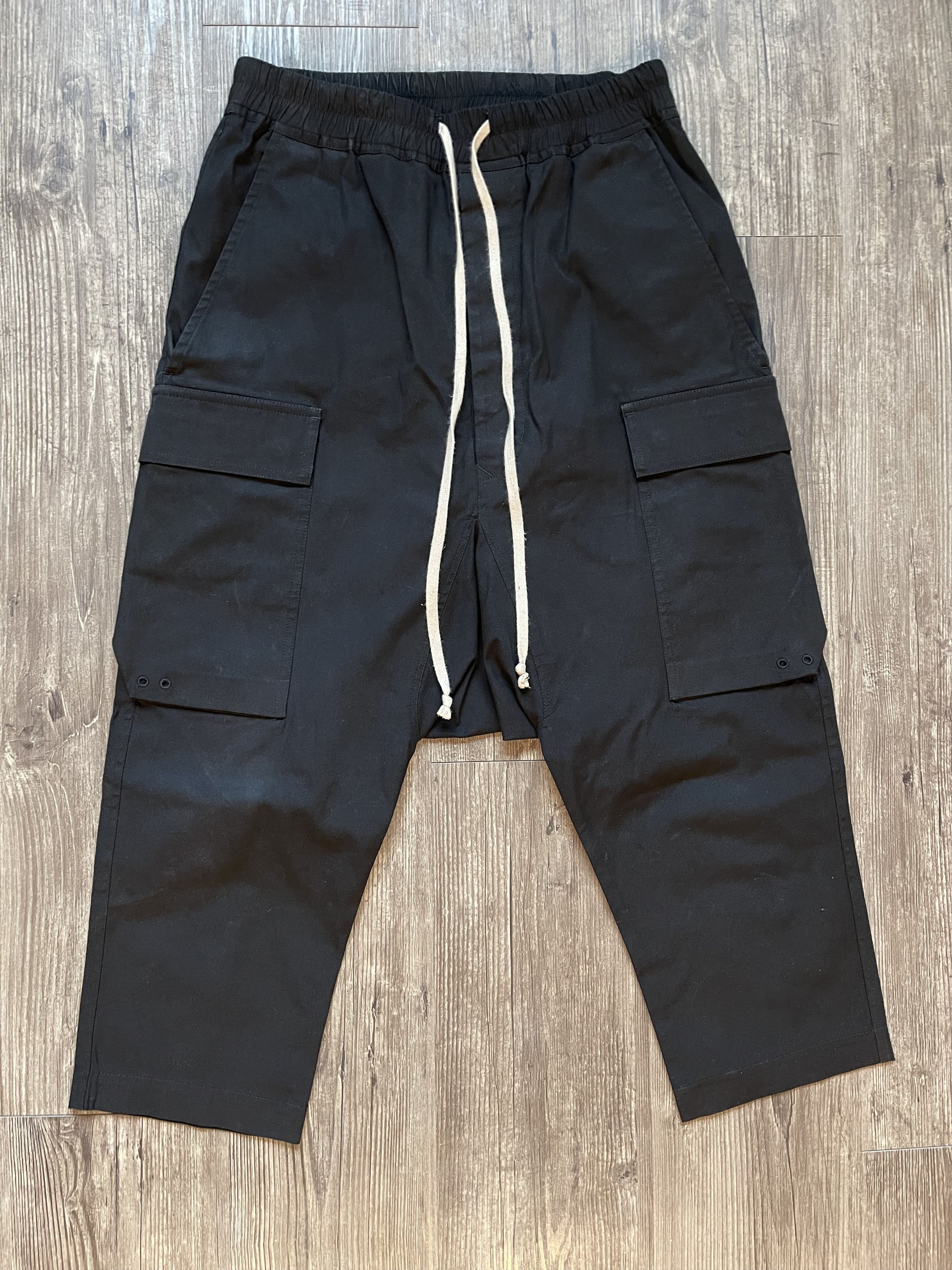 パンツ DRAWSTRING CARGO CROPPED 46 Cropped Cargo Drawstring Pant in Putty – SVRN