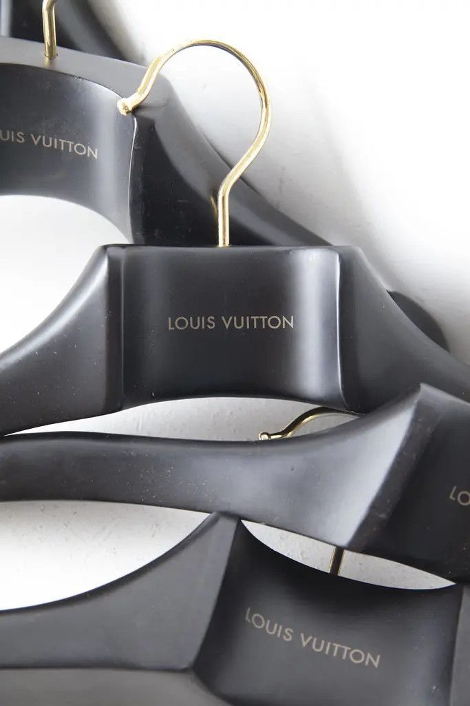 Louis Vuitton Lot of 5 wood Louis Vuitton hangers Size ONE SIZE - 5 Thumbnail