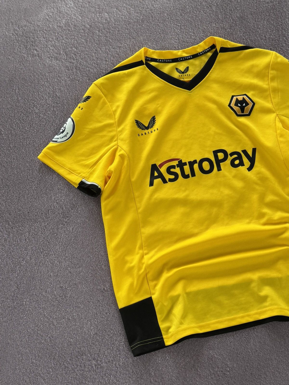 Vintage Wolves Streetwear Yellow Soccer Jersey - 2022/3 Size US L / EU 52-54 / 3 - 4 Thumbnail