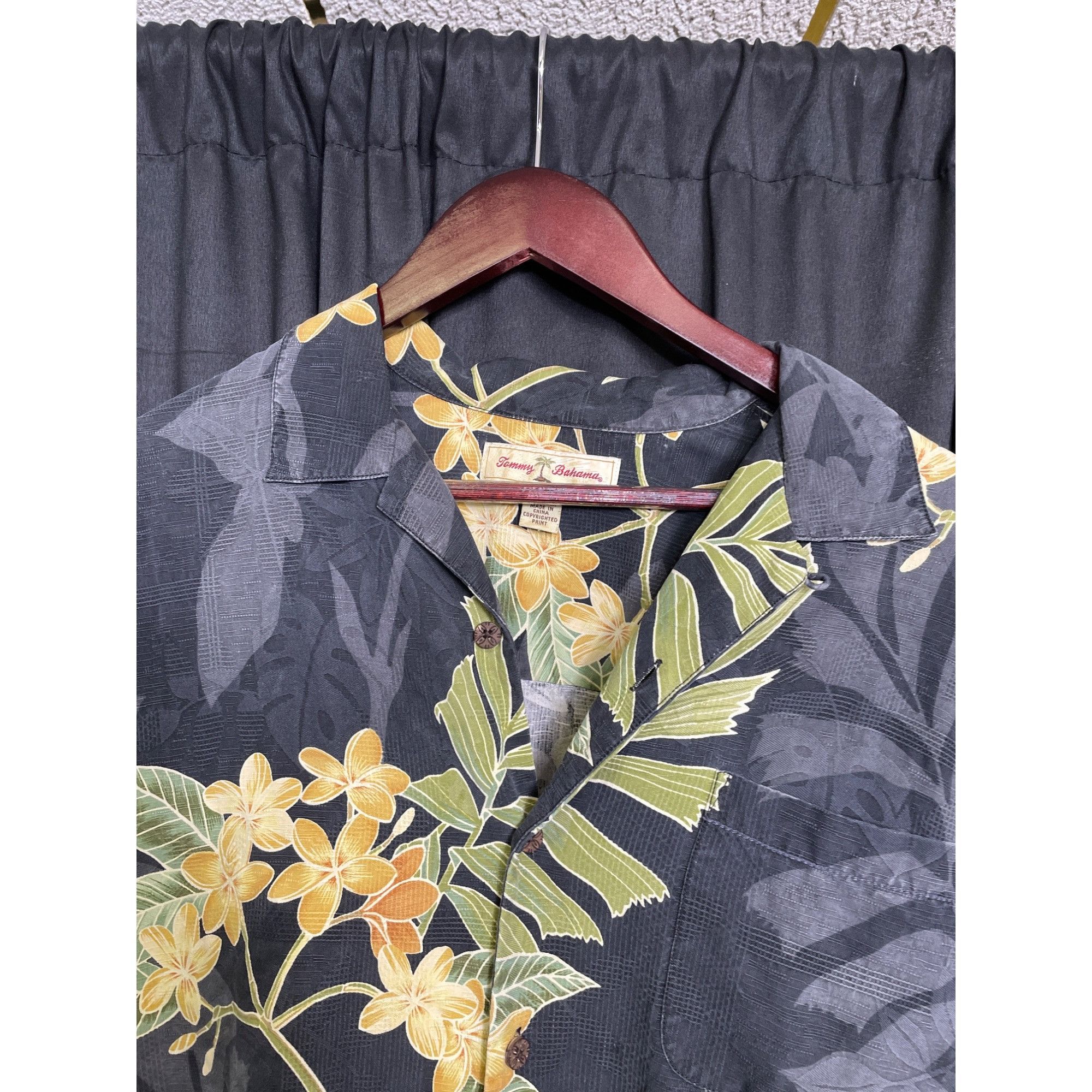 Tommy Bahama Tommy Bahama mens Gray/Green Floral Silk Button-Up Shirt Siz Size US L / EU 52-54 / 3 - 6 Thumbnail