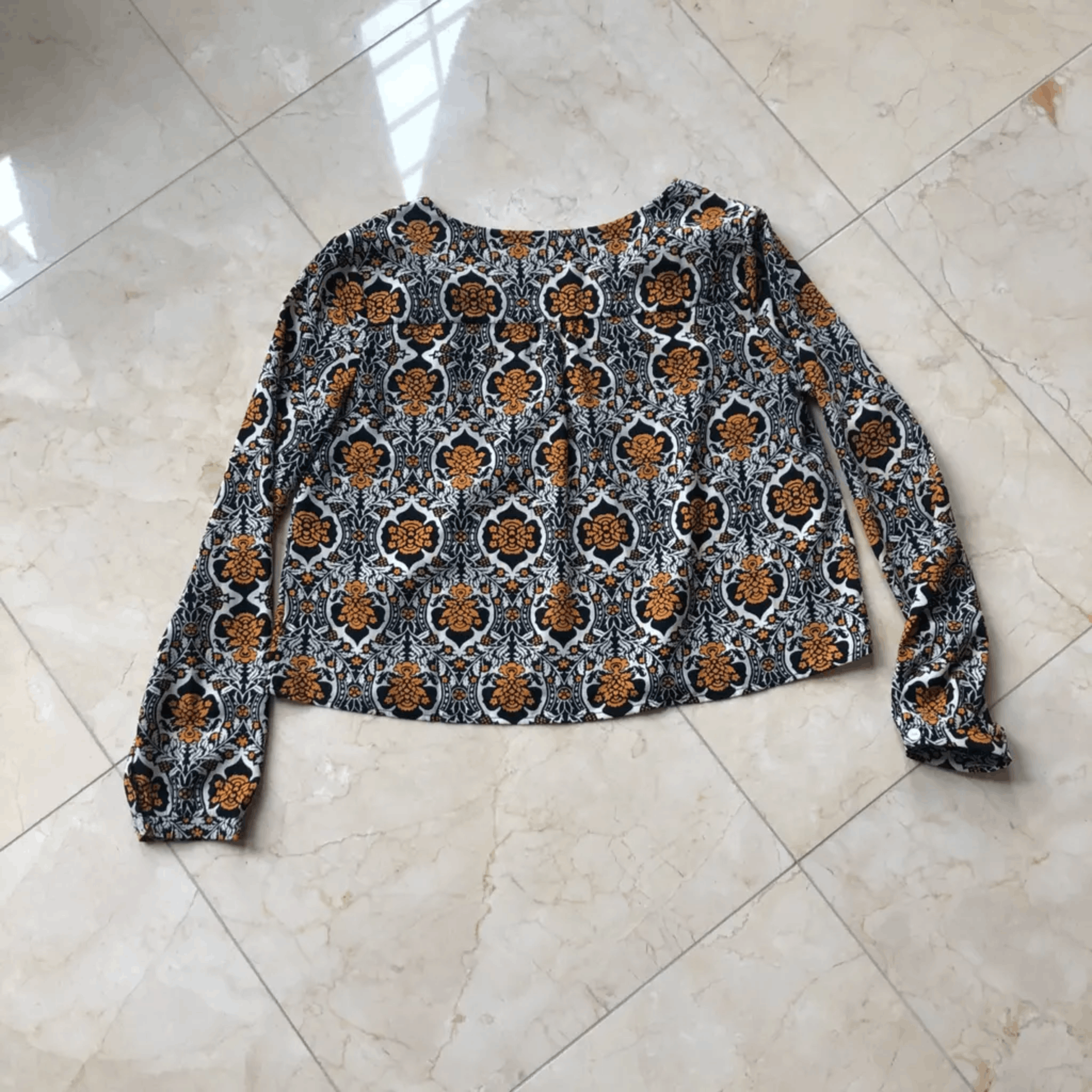 ASTR The Label ASTR The Label Cropped Floral Blouse Black/White/Orange Size M / US 6-8 / IT 42-44 - 1 Thumbnail