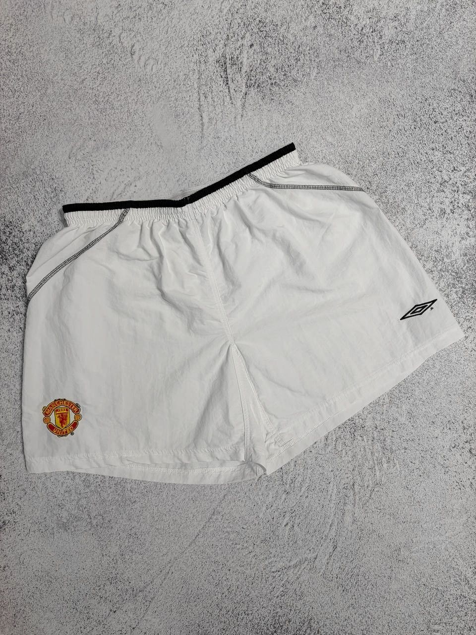 Umbro Manchester United 2000s Umbro Football Vintage Shorts Soccer Size US 32 / EU 48 - 2 Thumbnail