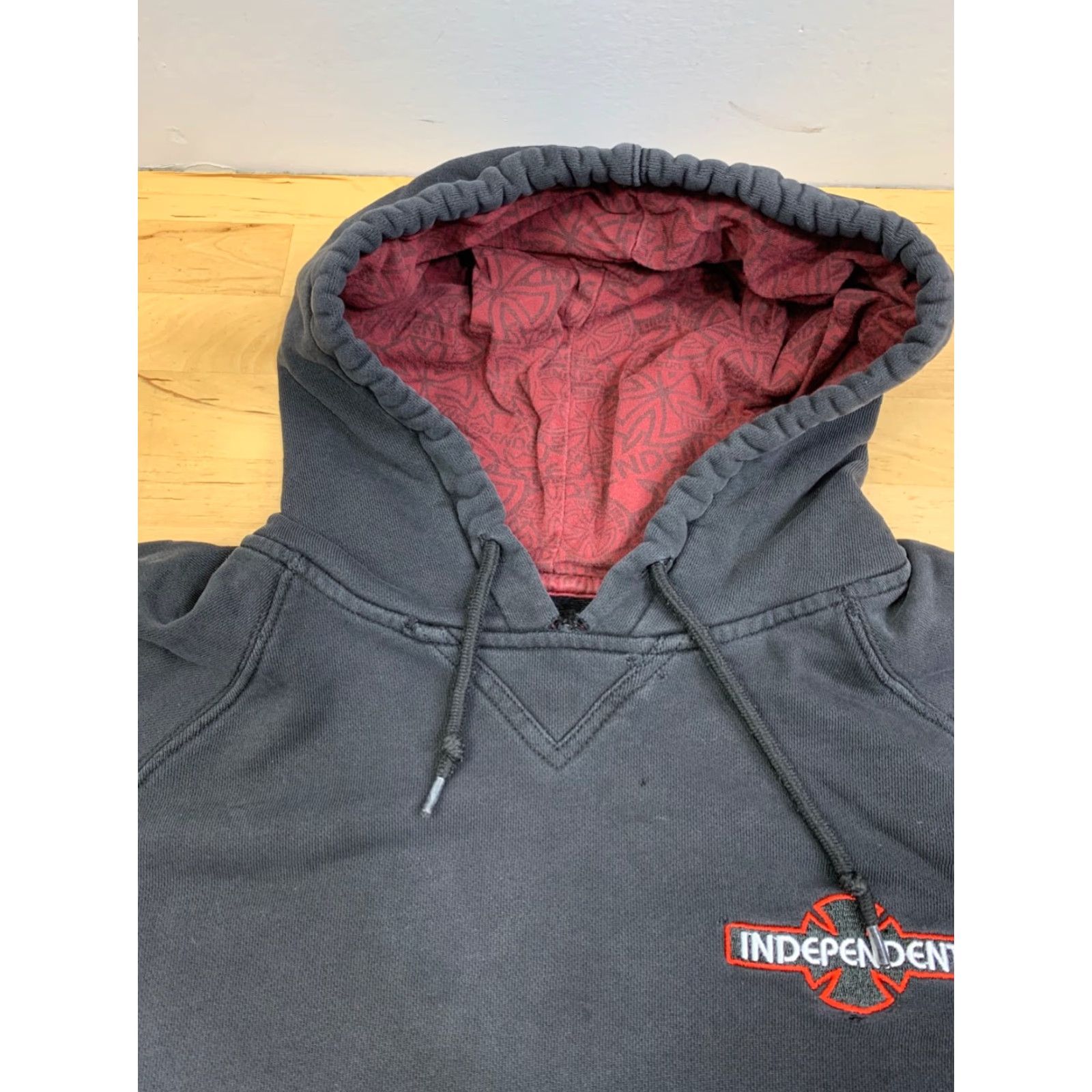 Vintage VINTAGE Independent Trucks Hoodie Mens M Black Grunge 90s Skate Thrashed 12015 Size US M / EU 48-50 / 2 - 7 Thumbnail
