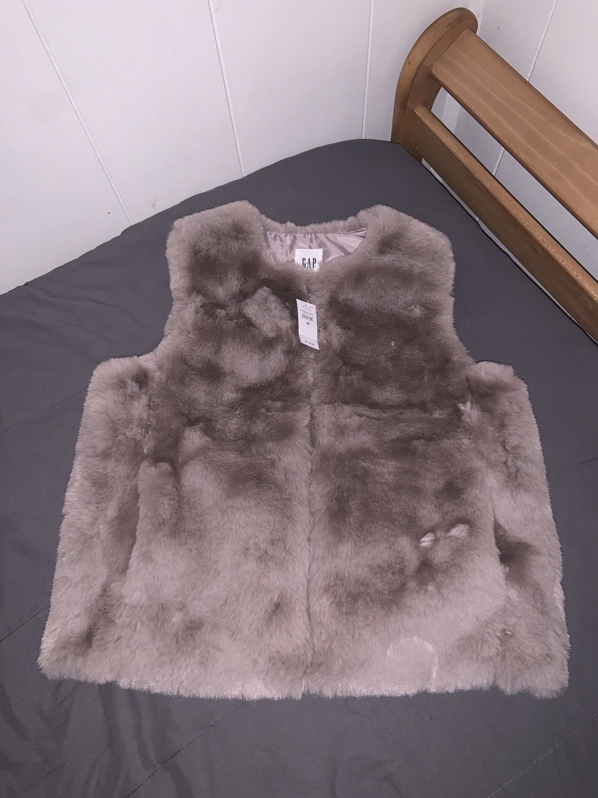Gap Womens - 100% Recycled Faux-Fur Vest - Size XSmall Size XS / US 0-2 / IT 36-38 - 1 Thumbnail