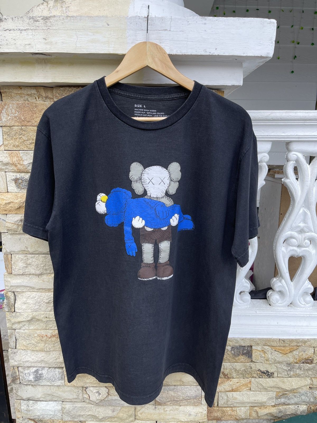 Kaws Last Drop🔥Rare🔥Sun Faded KAWS T Shirt Size US L / EU 52-54 / 3 - 1 Thumbnail