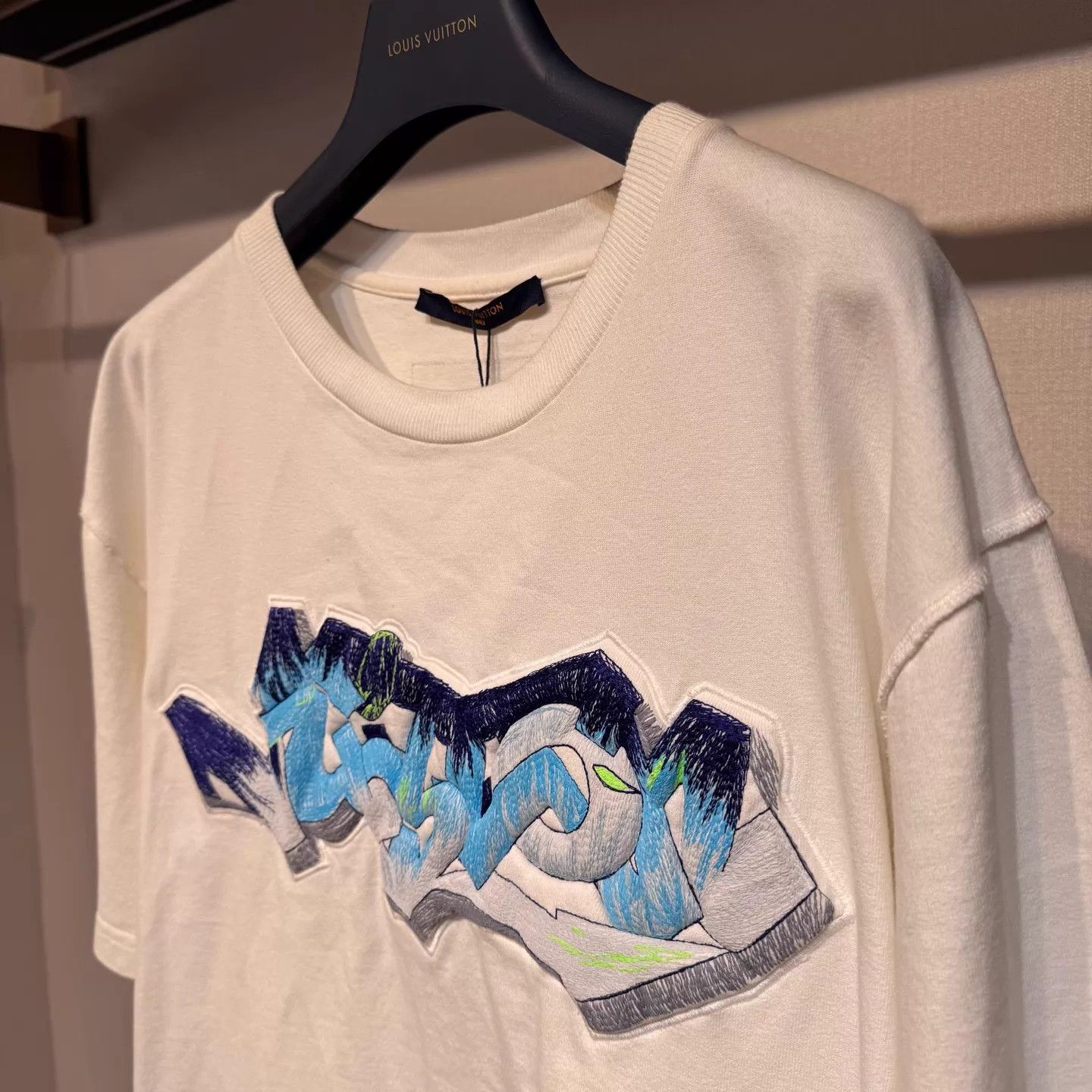 Louis Vuitton Louis Vuitton White Short Sleeve T L Embossed Logo Size US L / EU 52-54 / 3 - 4 Thumbnail