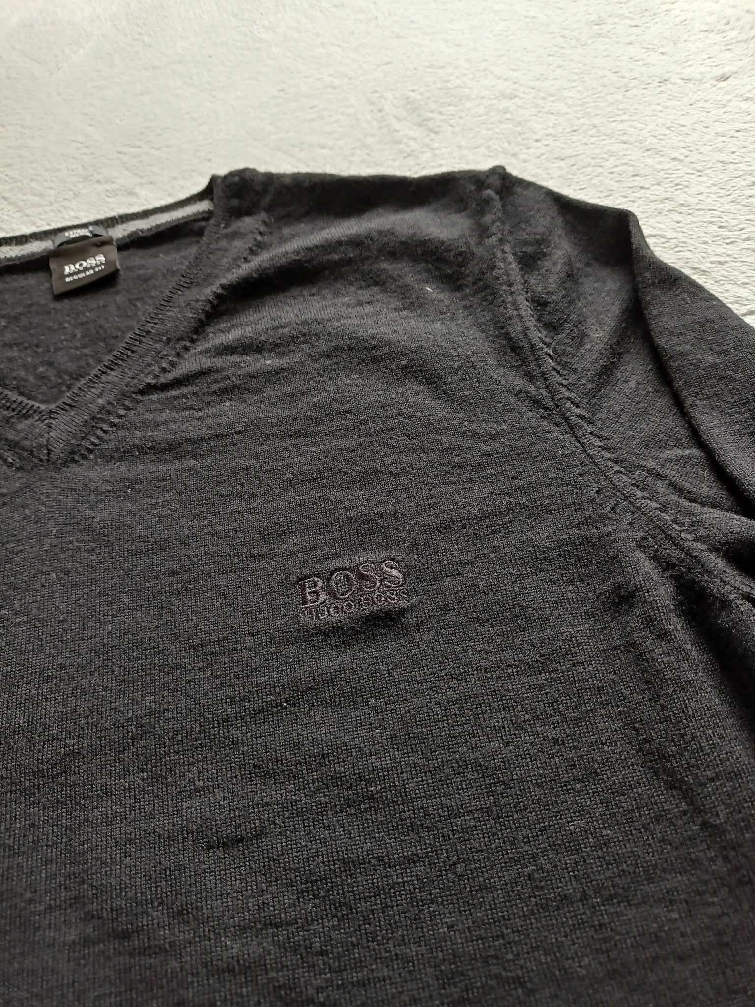Hugo Boss Hugo Boss men's V-neck sweater - label size L (more like S) Size US S / EU 44-46 / 1 - 9 Thumbnail