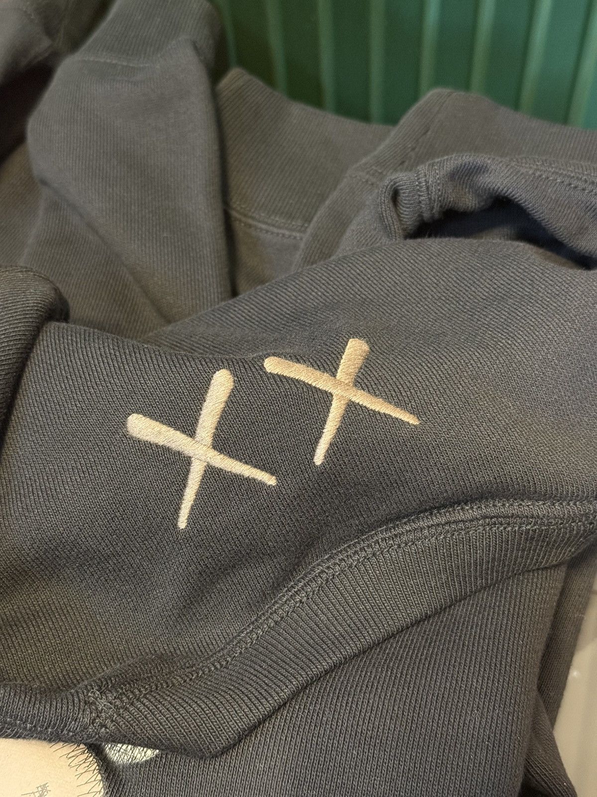 Kaws × Uniqlo KAWS X UNIQLO long sleeve sweatshirt Size L Size US L / EU 52-54 / 3 - 4 Thumbnail