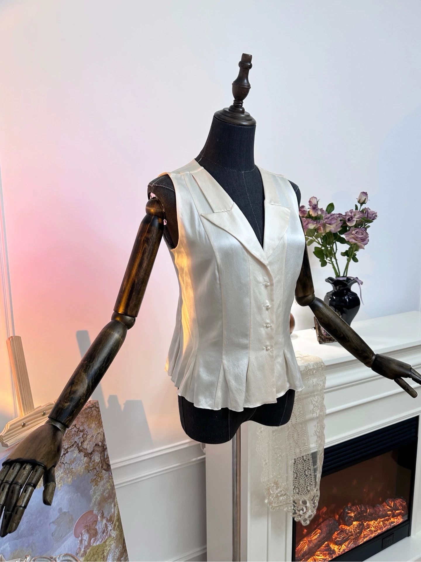 Chanel CHANEL Court V-neck slim sleeveless beige satin pearl top Size M / US 6-8 / IT 42-44 - 5 Thumbnail
