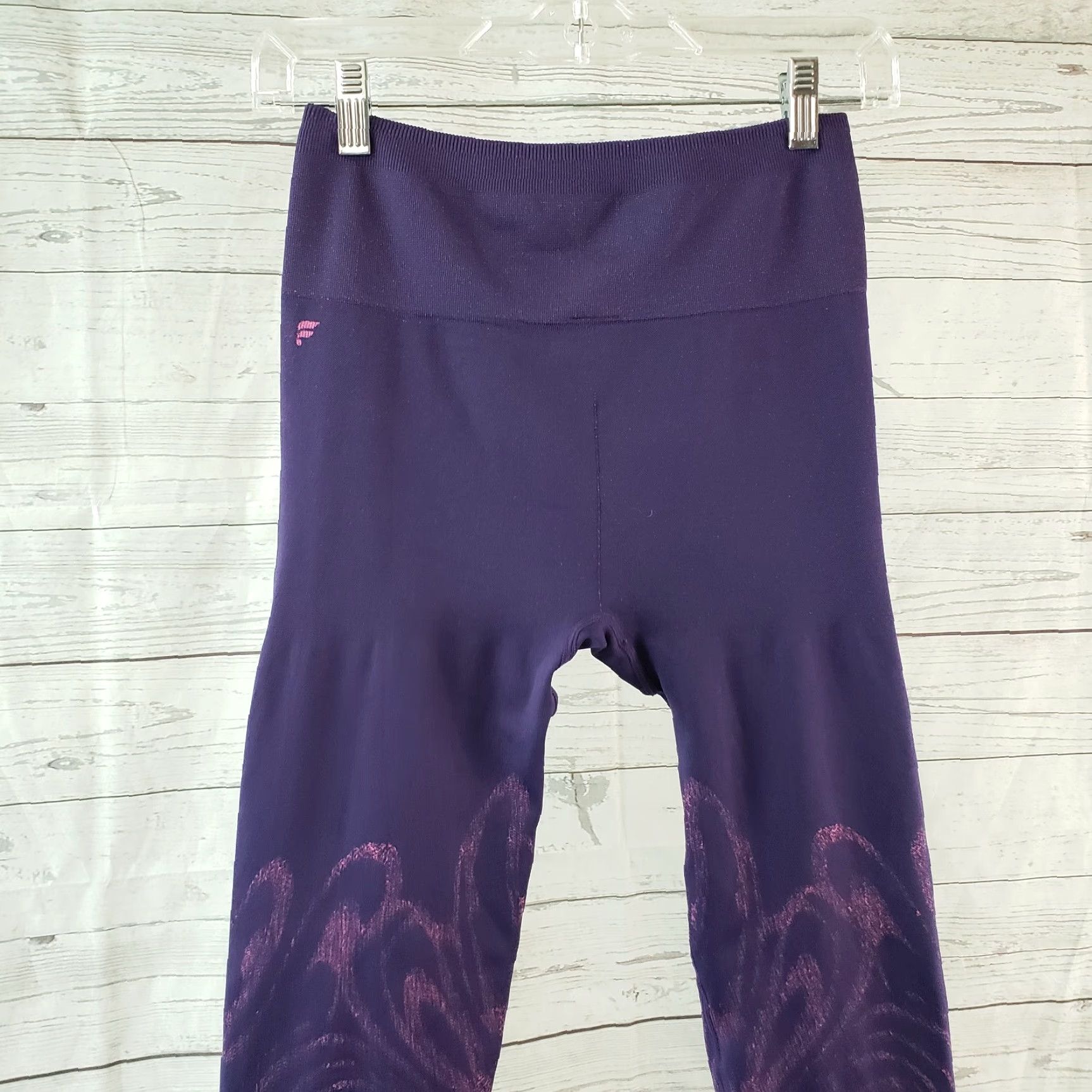 Fabletics Fabletics Womens High Waisted Seamless Cropped Leggings Sz S Purple Cropped leggings Womens Activewear 24 in Inseam 12.5" Waist Nylon Blend Capruple? Size 28" / US 6 / IT 42 - 4 Thumbnail