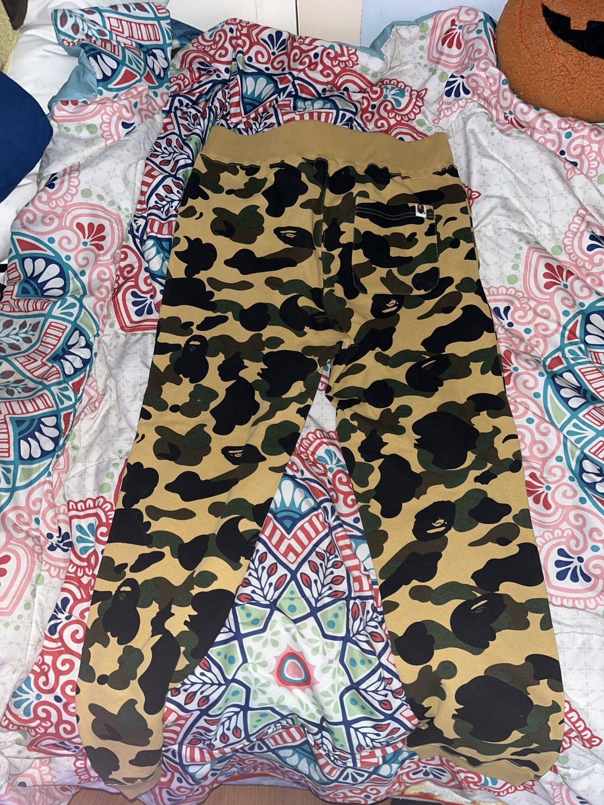 Bape Bape shark yellow camo sweat pants Size US 34 / EU 50 - 3 Thumbnail