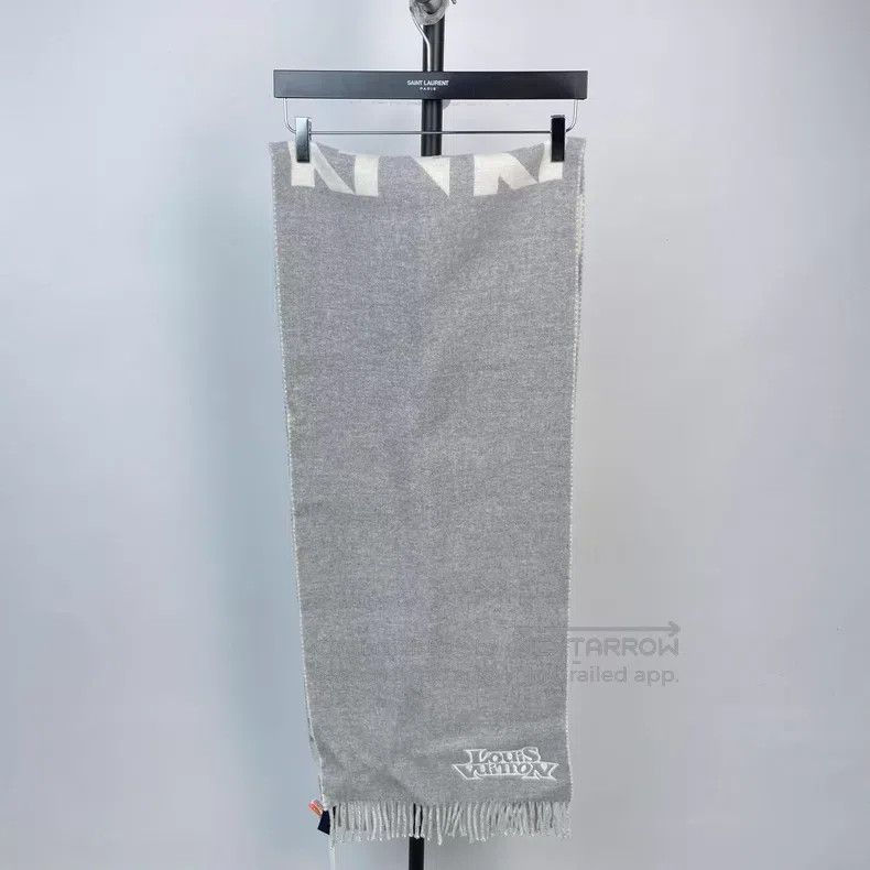 Louis Vuitton Louis Vuitton Houndstooth grey and white fringed large log Size ONE SIZE - 7 Thumbnail