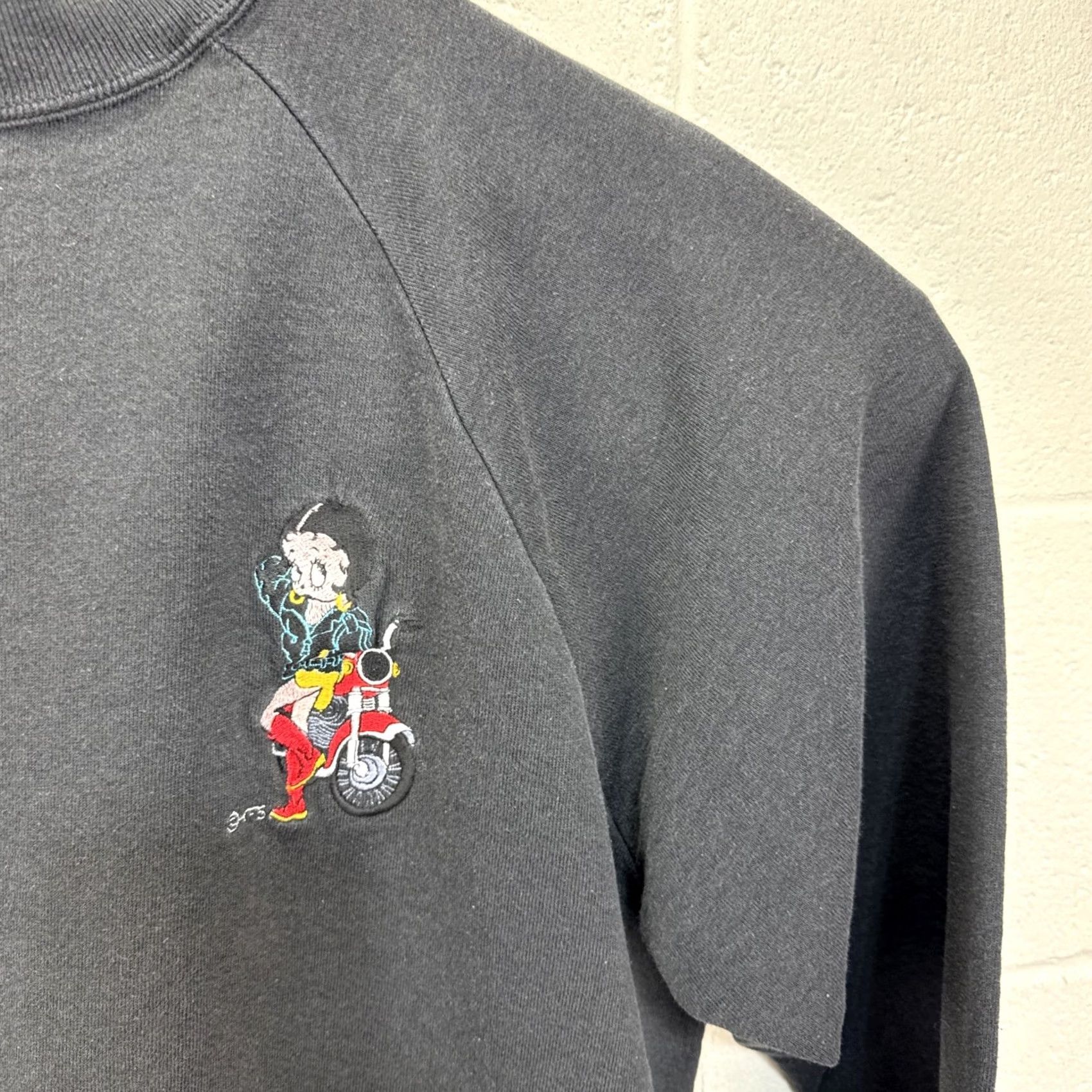 Vintage VINTAGE Betty Boop Motorcycle Biker Embroidered Graphic Crewneck Sweatshirt XL Women Black 1990s Glam Rock Pullover Betty Boop Girls Womens Size XL / US 12-14 / IT 48-50 - 5 Thumbnail