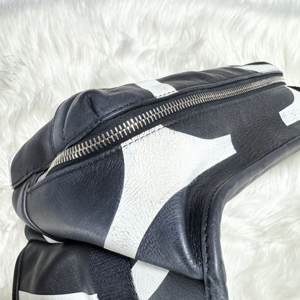 Valentino Valentino Studded Zip Giant V Logo Leather Sling Body Bag Size ONE SIZE - 10 Thumbnail