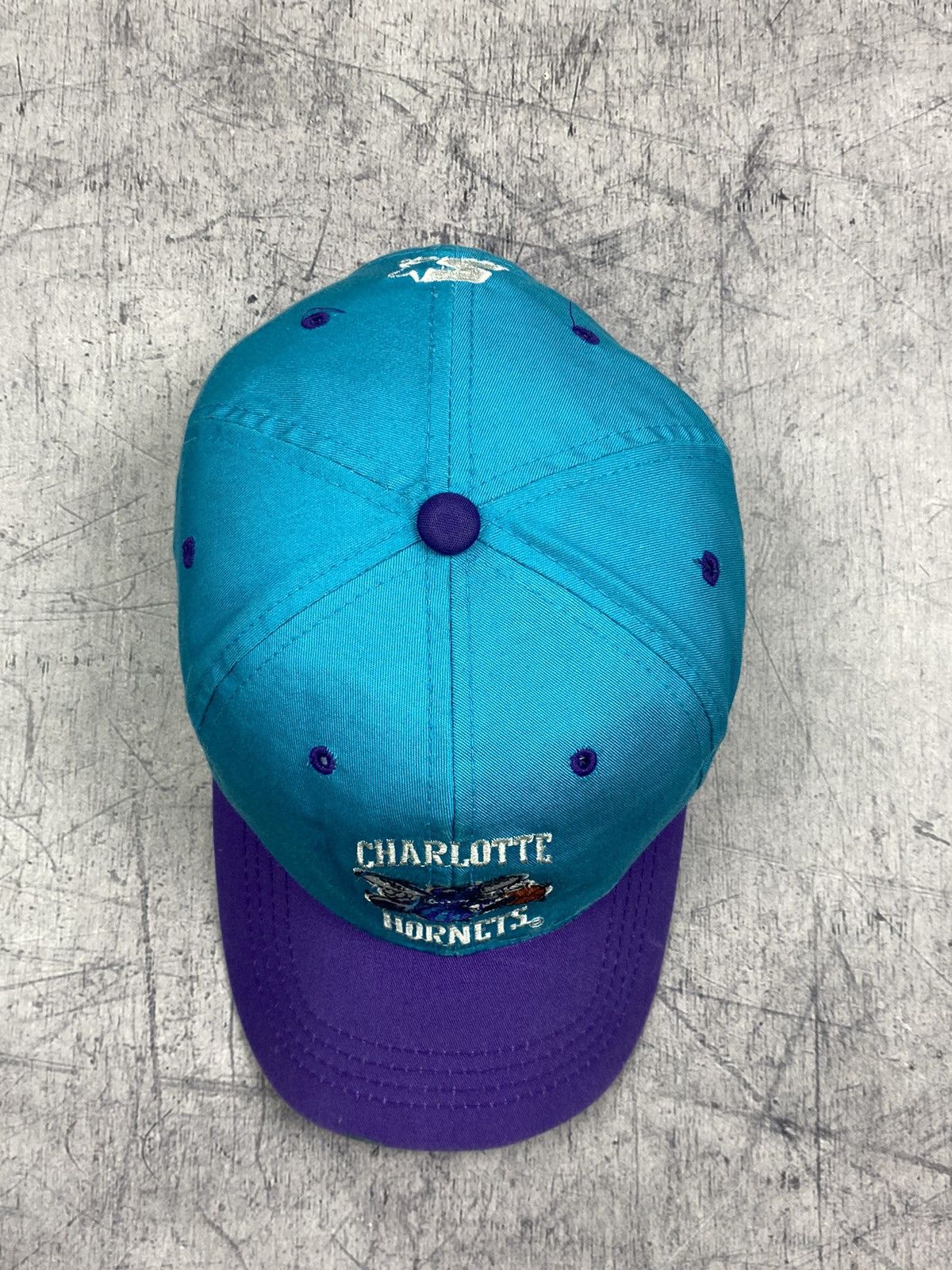 NBA × New Era × Vintage Vintage Charlotte Hornets New Era 90s Two Tone SnapBack Hat Size ONE SIZE - 5 Thumbnail