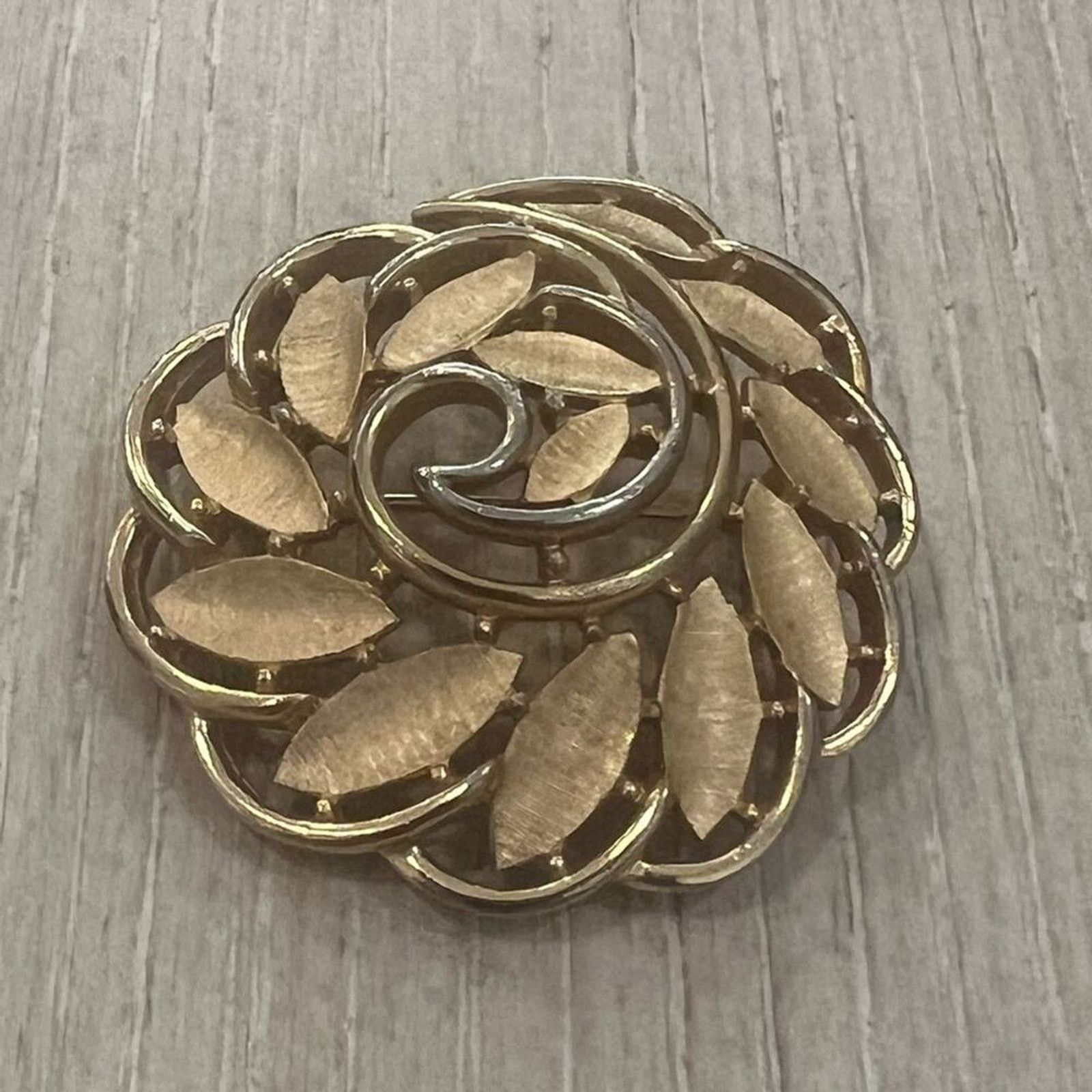 Vintage VINTAGE GOLD TONE TRIFARI PIN BROOCH Size ONE SIZE - 2 Thumbnail
