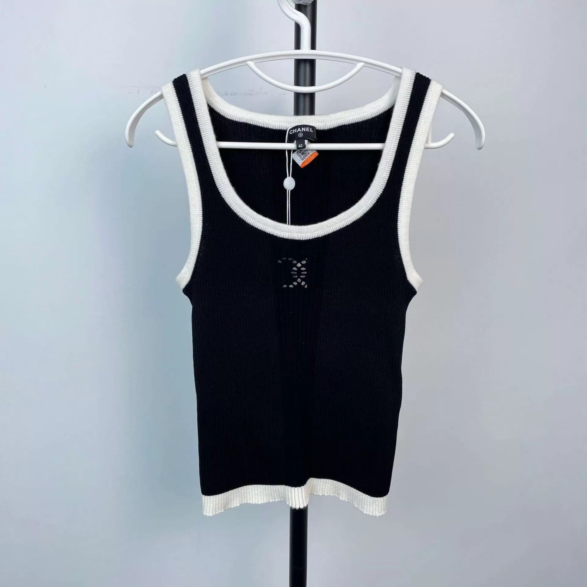 Chanel Chanel 25C 98 New Black & White CC Openwork Knit Tank 40 Size M / US 6-8 / IT 42-44 - 1 Thumbnail