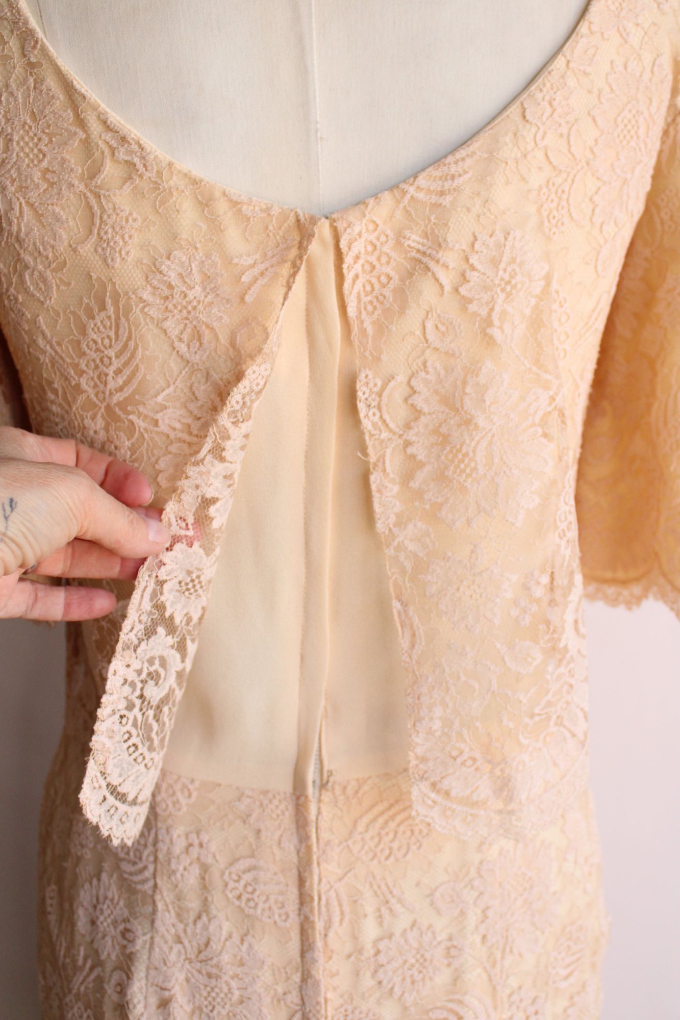Vintage Vintage 1960s Dress, Pink Illusion Lace Fluttery Open Back Size M / US 6-8 / IT 42-44 - 11 Thumbnail