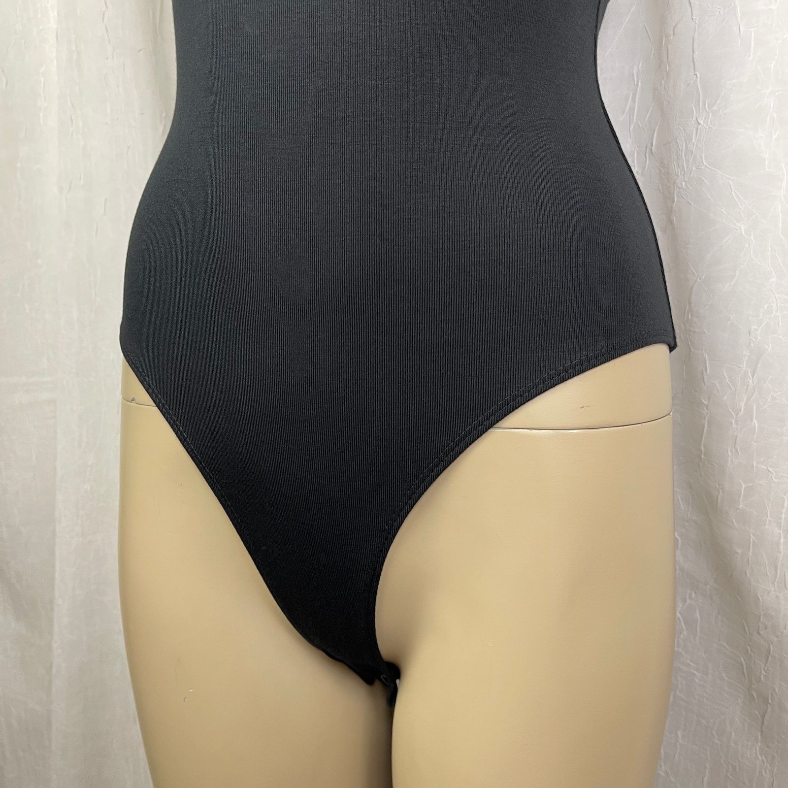 Forever 21 Forever 21 Low Scoop Back Short Sleeve Bodysuit Black NWT XS Size XS / US 0-2 / IT 36-38 - 9 Thumbnail
