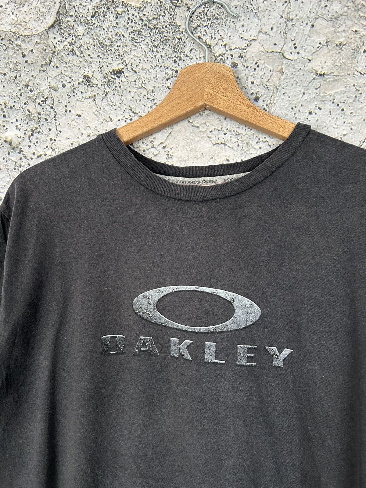 Oakley Vintage Oakley Gorpcore Center Logo Tee Streetwear Size US L / EU 52-54 / 3 - 3 Thumbnail