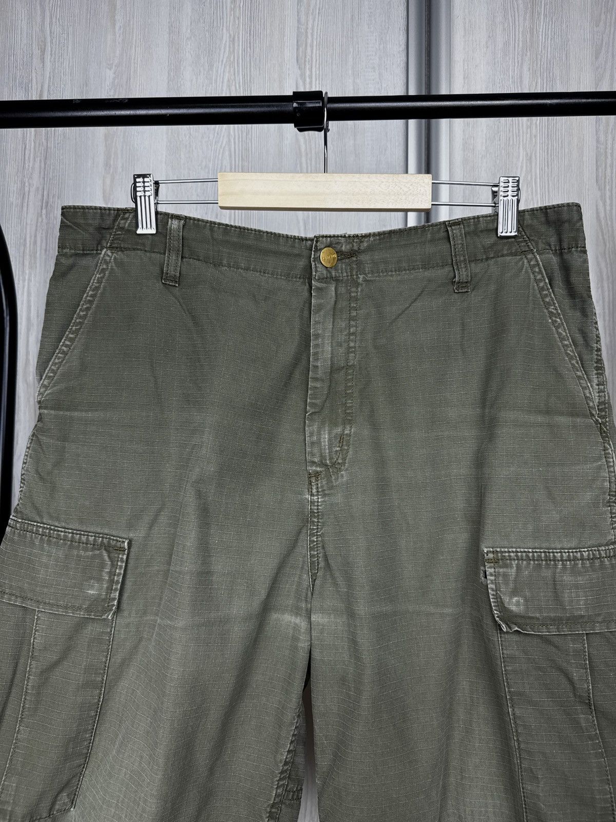 Carhartt Wip Carhartt WIP faded distressed khaki green cargo shorts Size US 32 / EU 48 - 3 Thumbnail