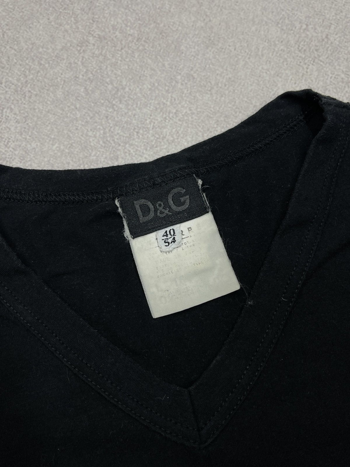 Dolce & Gabbana Vintage Dolce & Gabbana D&G V-Neck T-Shirt Black Size L / US 10 / IT 46 - 6 Thumbnail