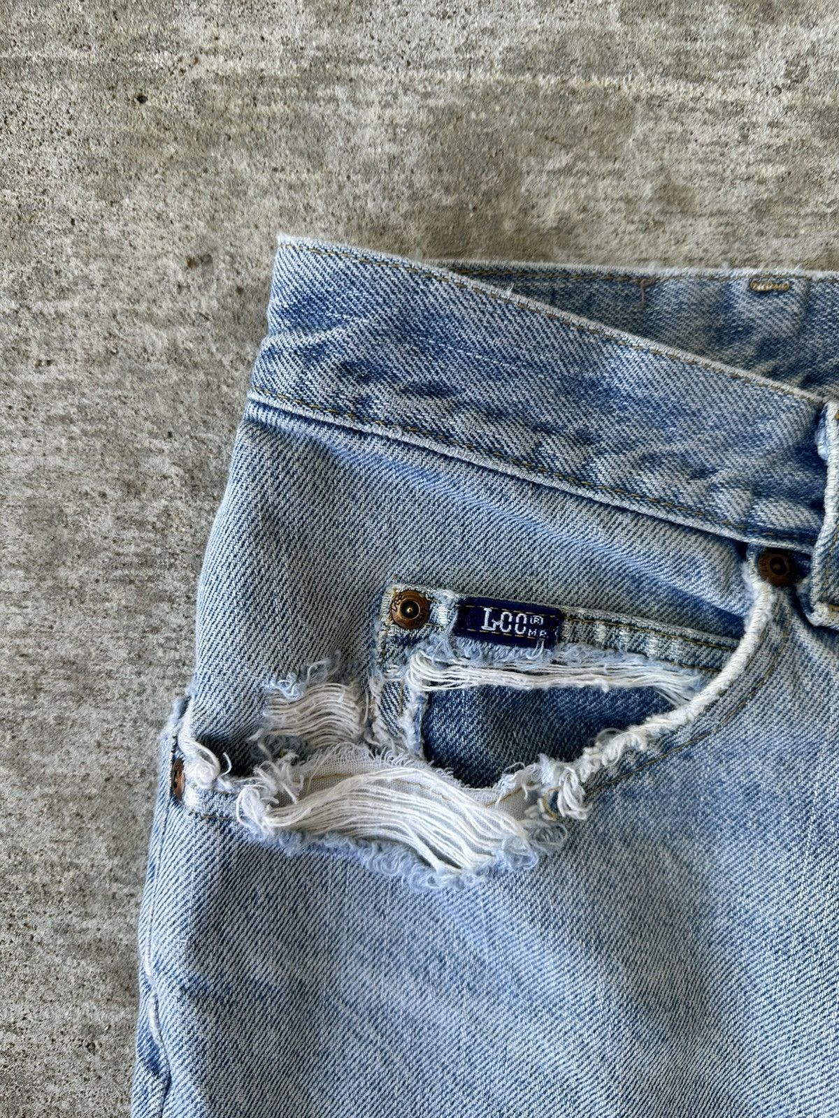 Lee 90s Lee Distressed Light Wash Denim Jeans Size US 33 - 5 Thumbnail