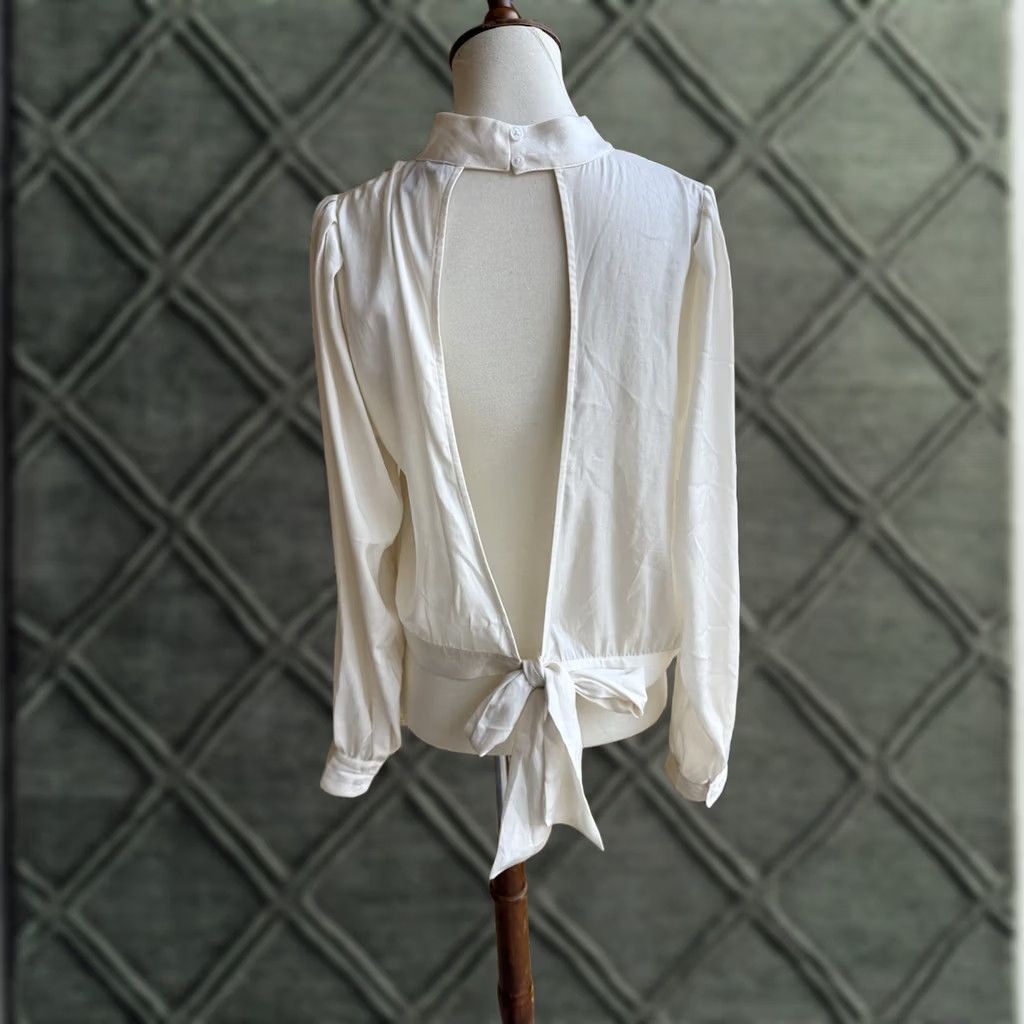 Banana Republic Banana Republic Backless Tie Top Blouse White M Women Shirt Tie Closure Vintage? Size M / US 6-8 / IT 42-44 - 1 Thumbnail