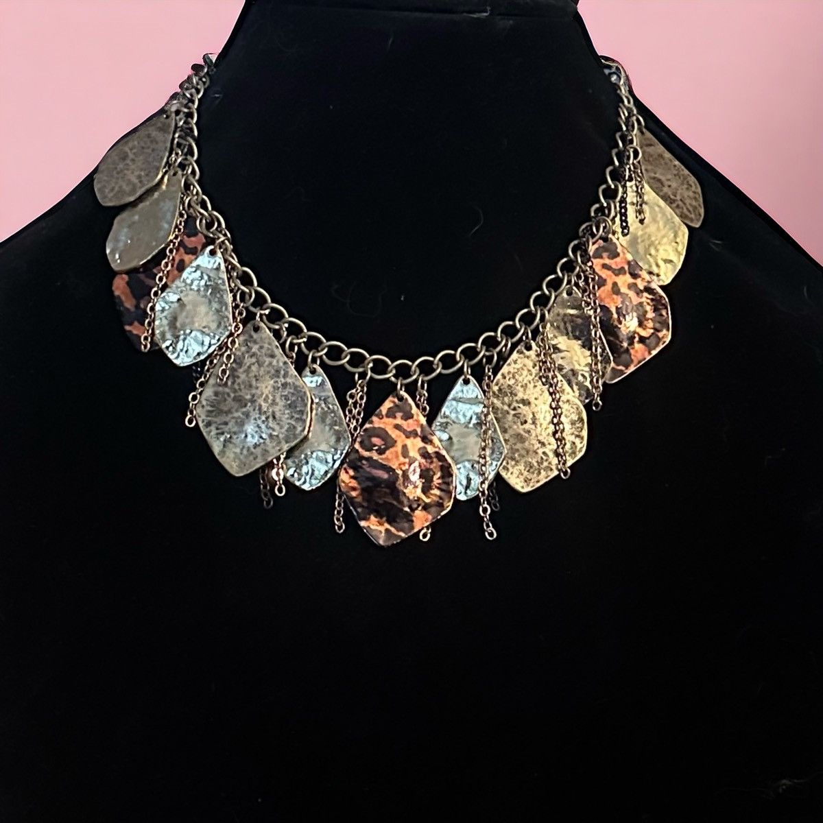 Other Chunky gold tone and leopard print dangle statement necklace Size ONE SIZE - 1 Thumbnail
