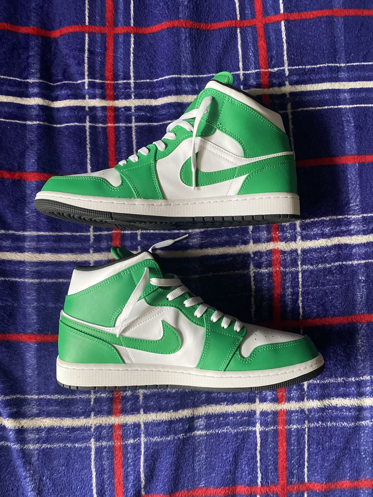 Nike Air jordan 1 mid lucky green Size US 11 / EU 44 - 2 Thumbnail