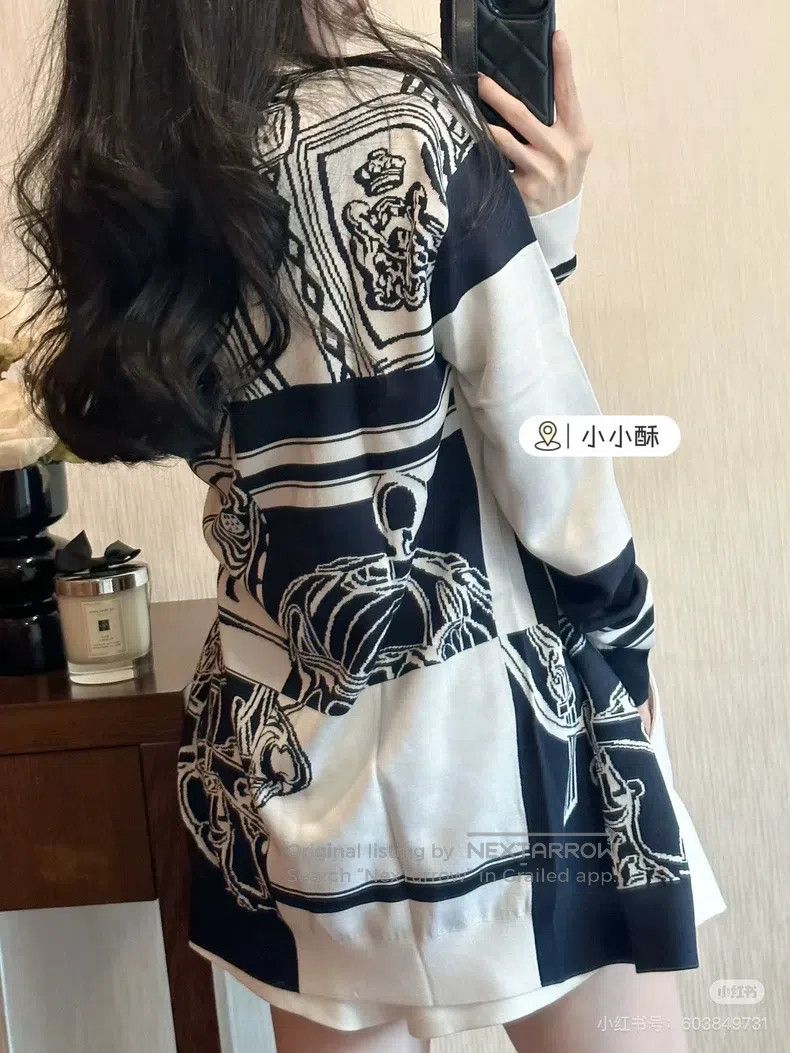 Hermes Blue and white color block rope print pattern V-nec