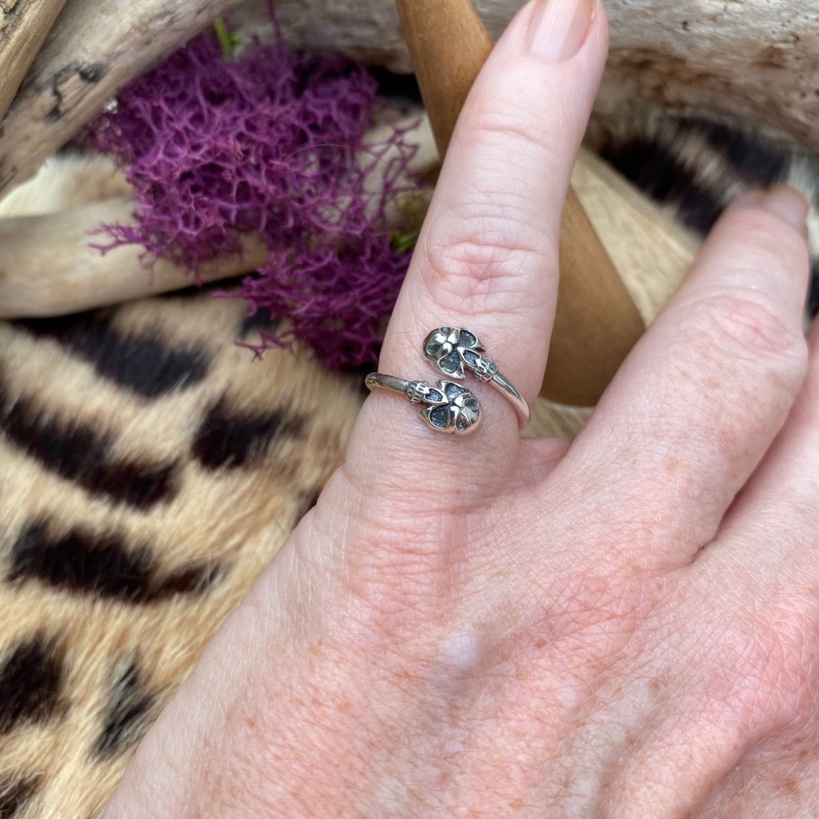 The Unbranded Brand Double Skull Sterling Silver Ring Size ONE SIZE - 4 Thumbnail