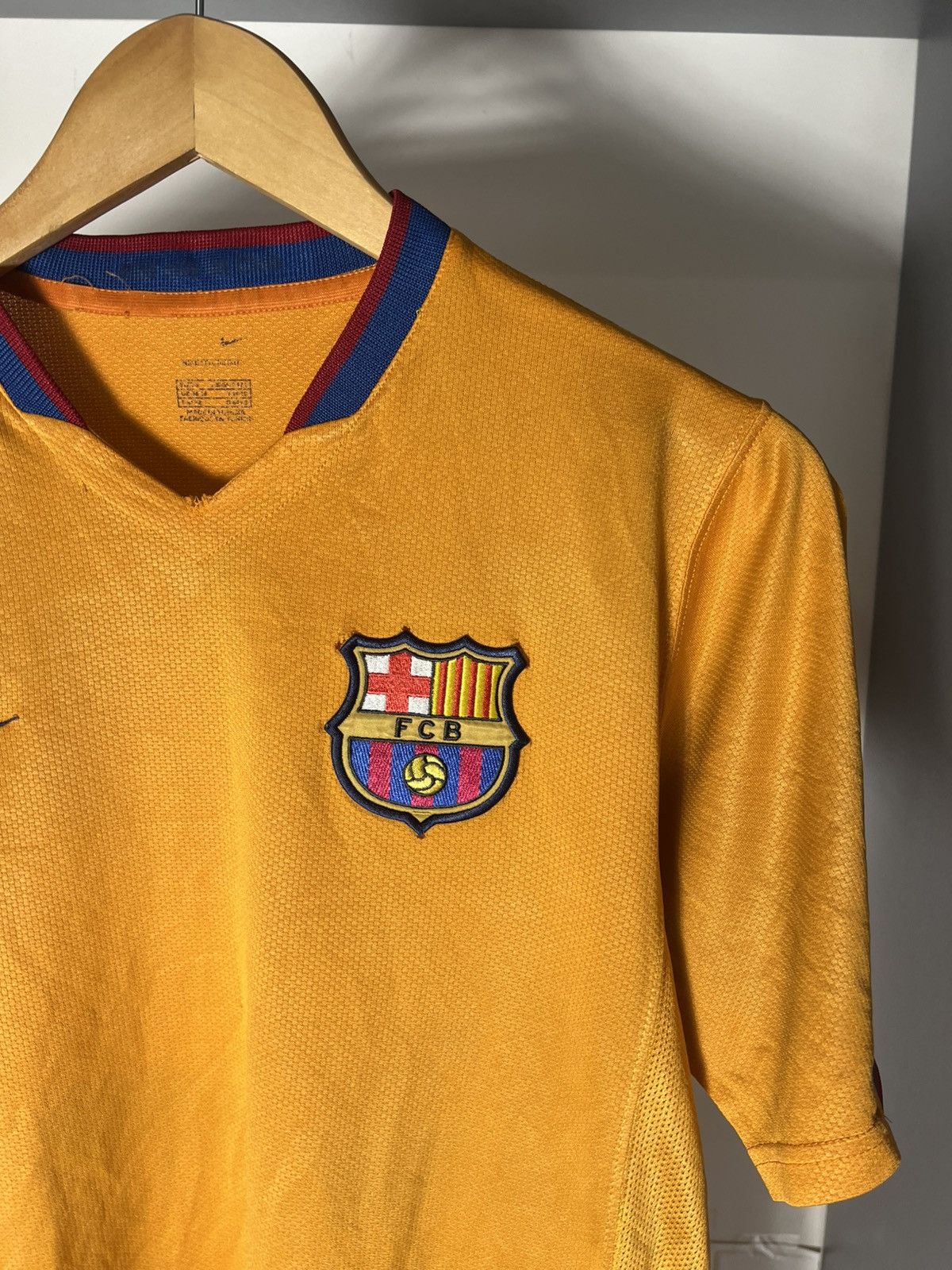 Nike VINTAGE NIKE FC BARCELONA SPAIN SOCCER JERSEY RETRO Y2K 90s Size US S / EU 44-46 / 1 - 7 Thumbnail