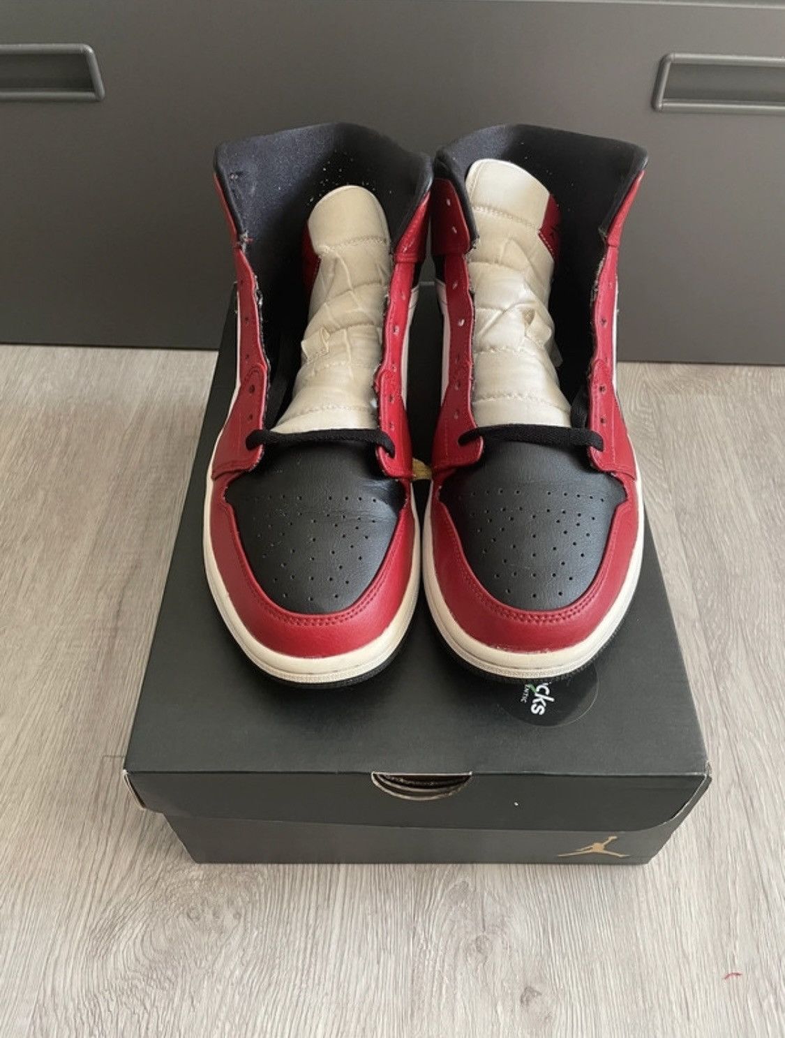 Jordan Brand × Nike Nike Air Jordan 1 Mid Chicago Black Toe Size US 10 / EU 43 - 3 Thumbnail