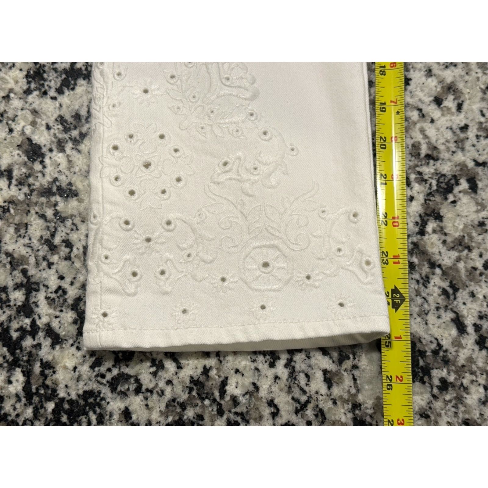Tory Burch TORY BURCH Kiera White Cropped Jeans Women’s Size 28 30W 25L Eyelet Hem Regular Fit Size 28" / US 6 / IT 42 - 2 Thumbnail