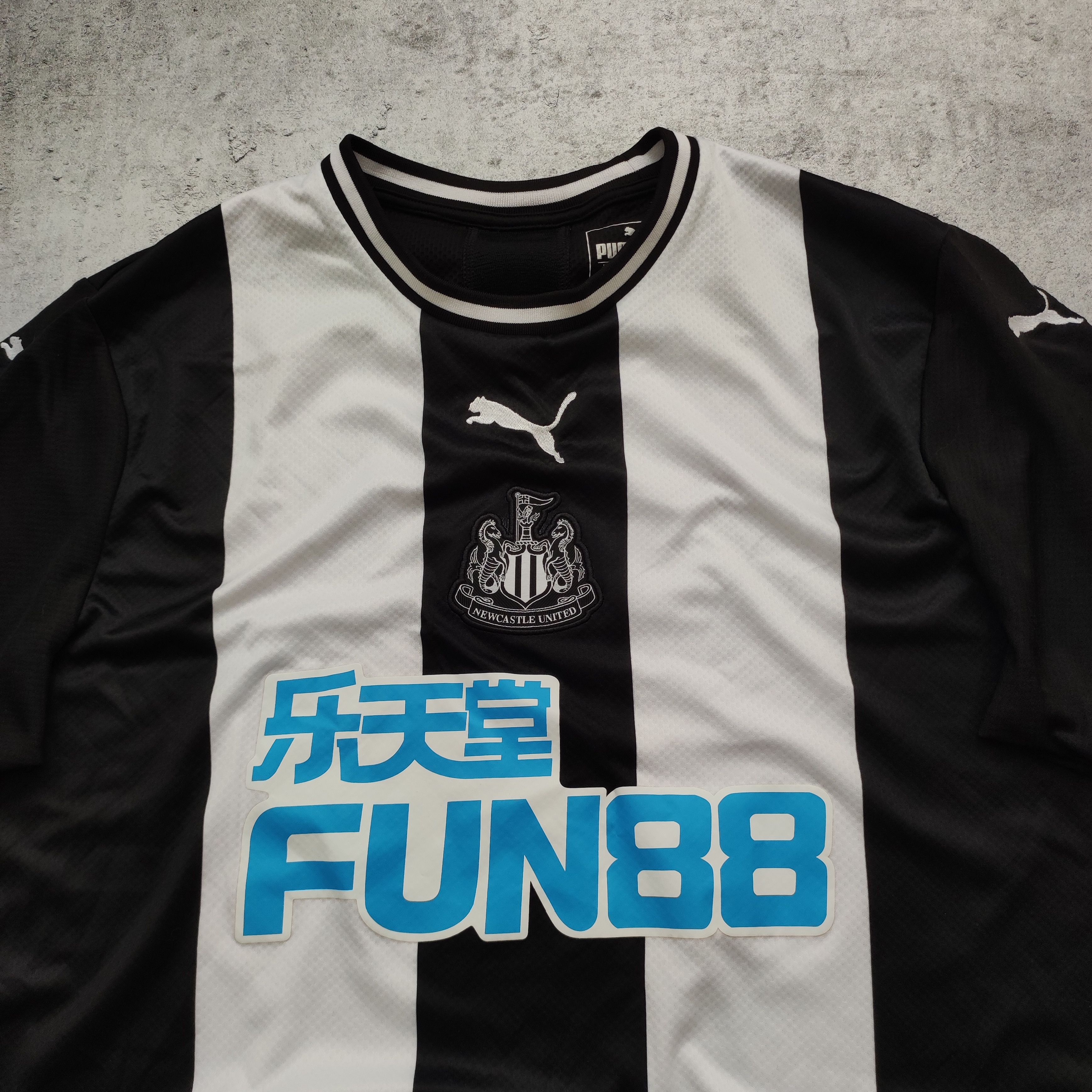 Vintage RARE Newcastle United Puma Football Home 2019 Jersey Size US L / EU 52-54 / 3 - 4 Thumbnail