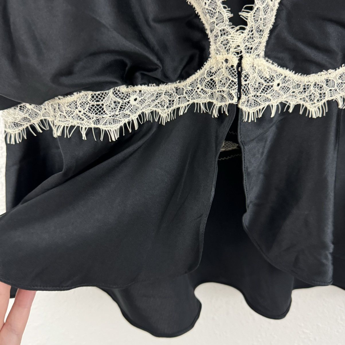 Express EXPRESS Y2K Black Silk White Lace Deep V Neck Blouse Top Size M / US 6-8 / IT 42-44 - 7 Thumbnail