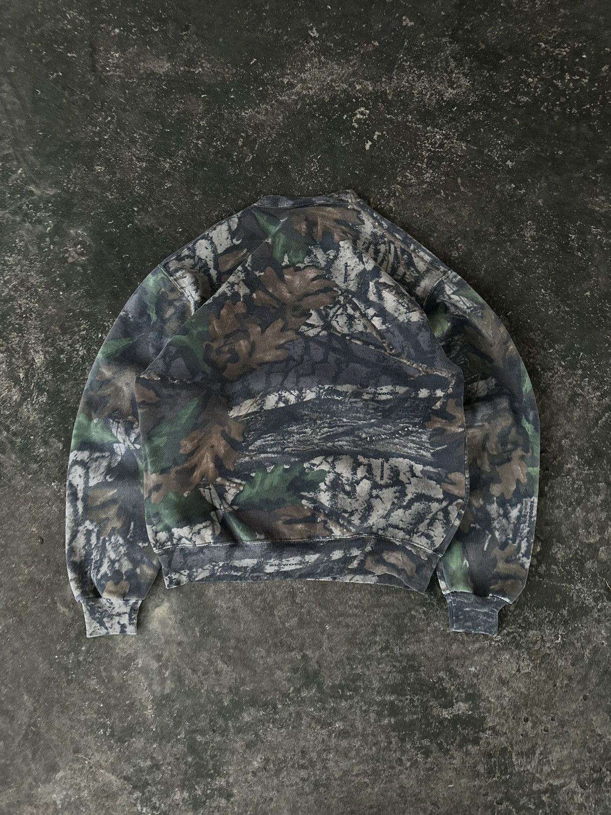 Realtree Crazy Vintage 00s Realtree Camo Crewneck Carhartt Style Size US S / EU 44-46 / 1 - 4 Thumbnail