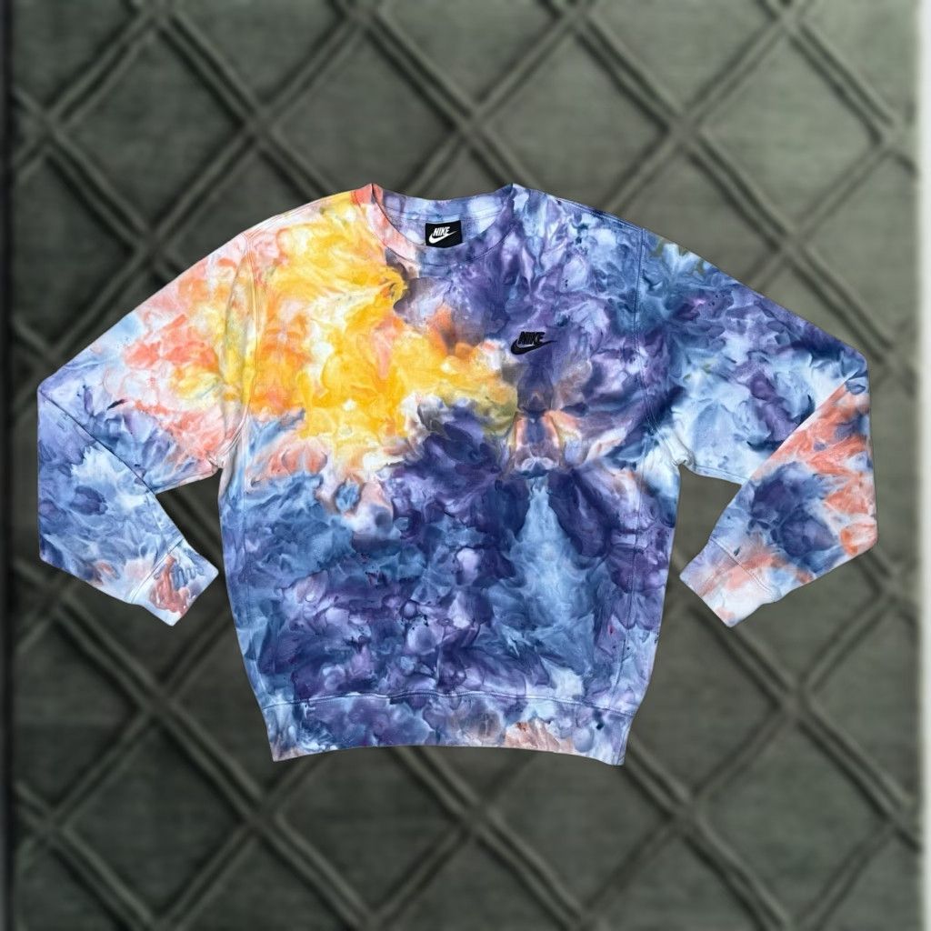 Nike Men’s Small Tie Dye Sportswear Club Crewneck Sweatshirt BV2662-100